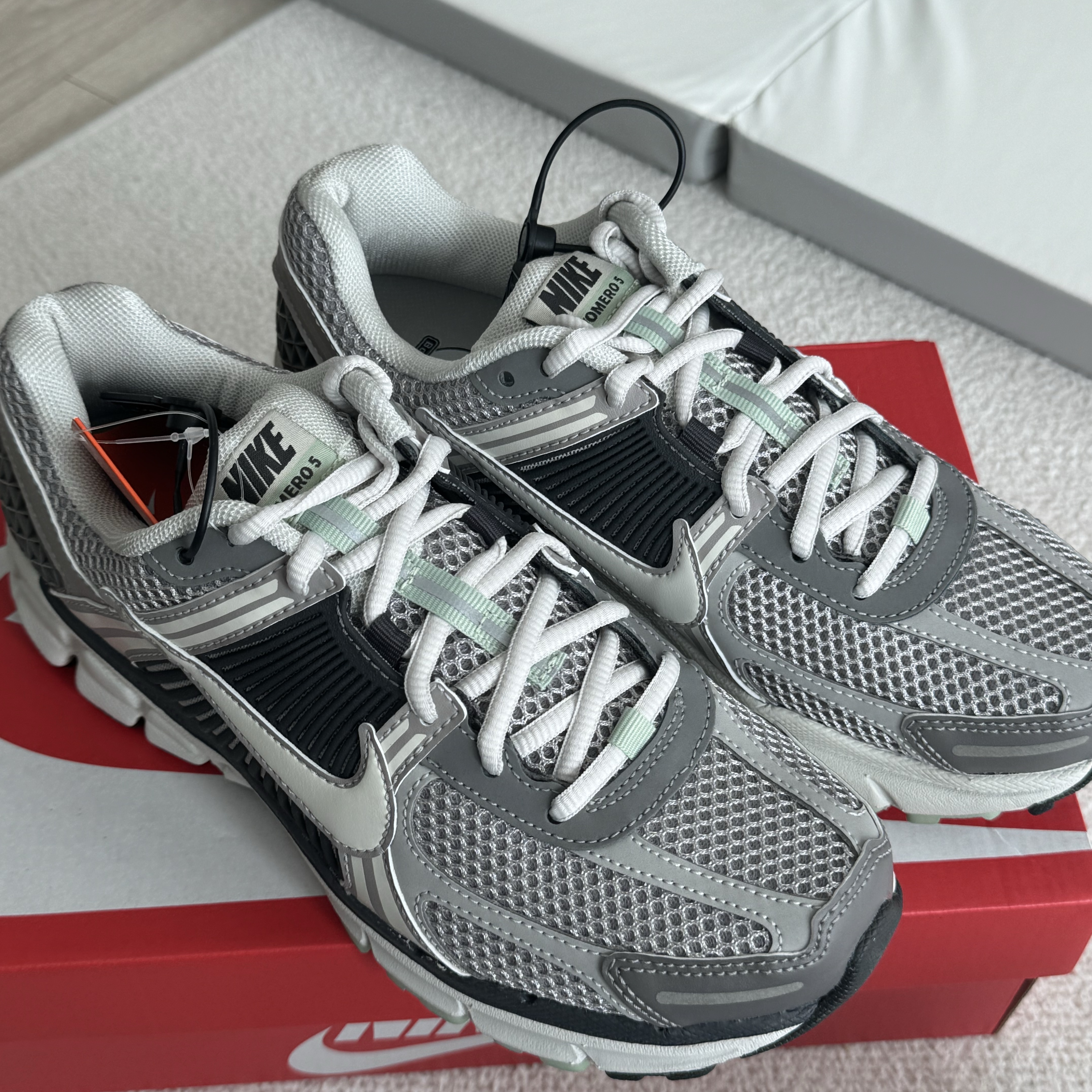 (W) Nike Zoom Vomero 5 Cobblestone and Flat Pewter 착용 스타일