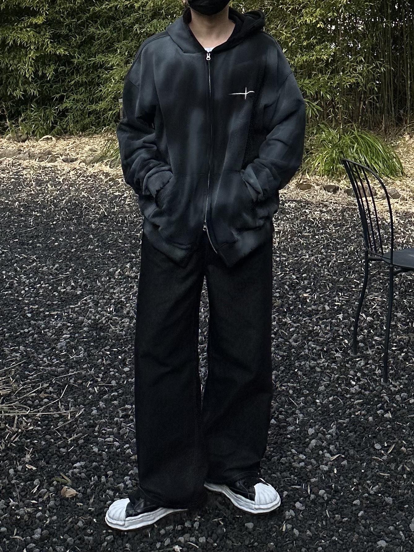 Maison Mihara Yasuhiro Blakey OG Sole Canvas Low-top Sneakers Black White, Maison Mihara Yasuhiro Blakey OG Sole Leather Low-top Sneakers Black 착용 스타일 - 3