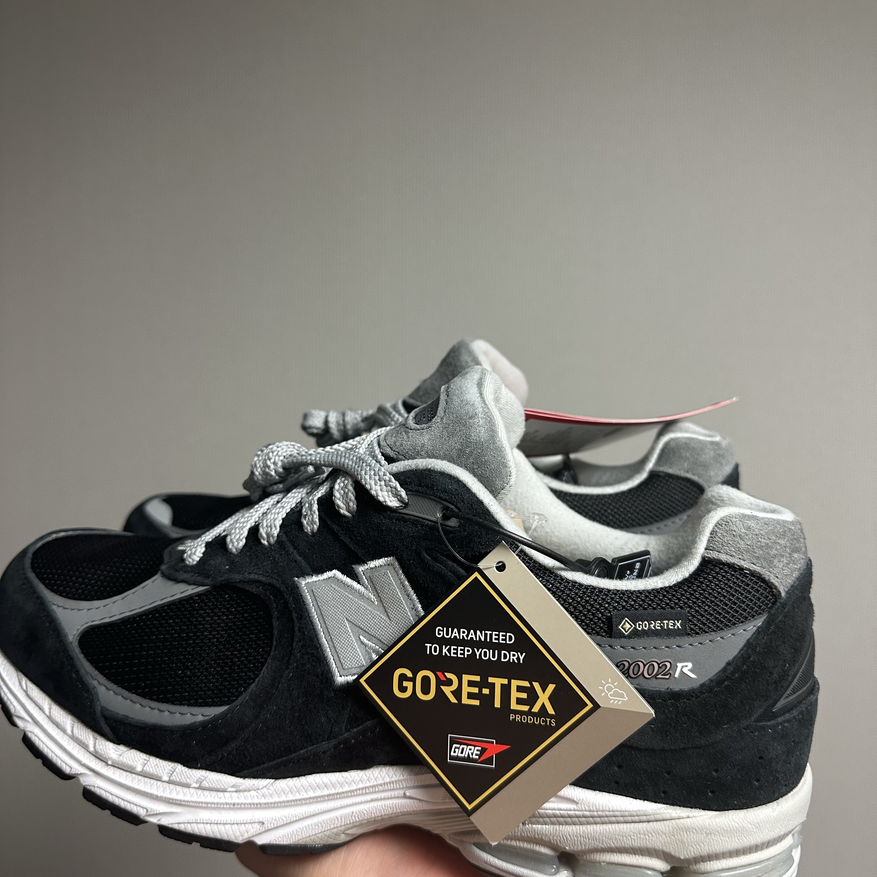 New Balance 2002R Gore-Tex Black Silver Metalic 착용 스타일