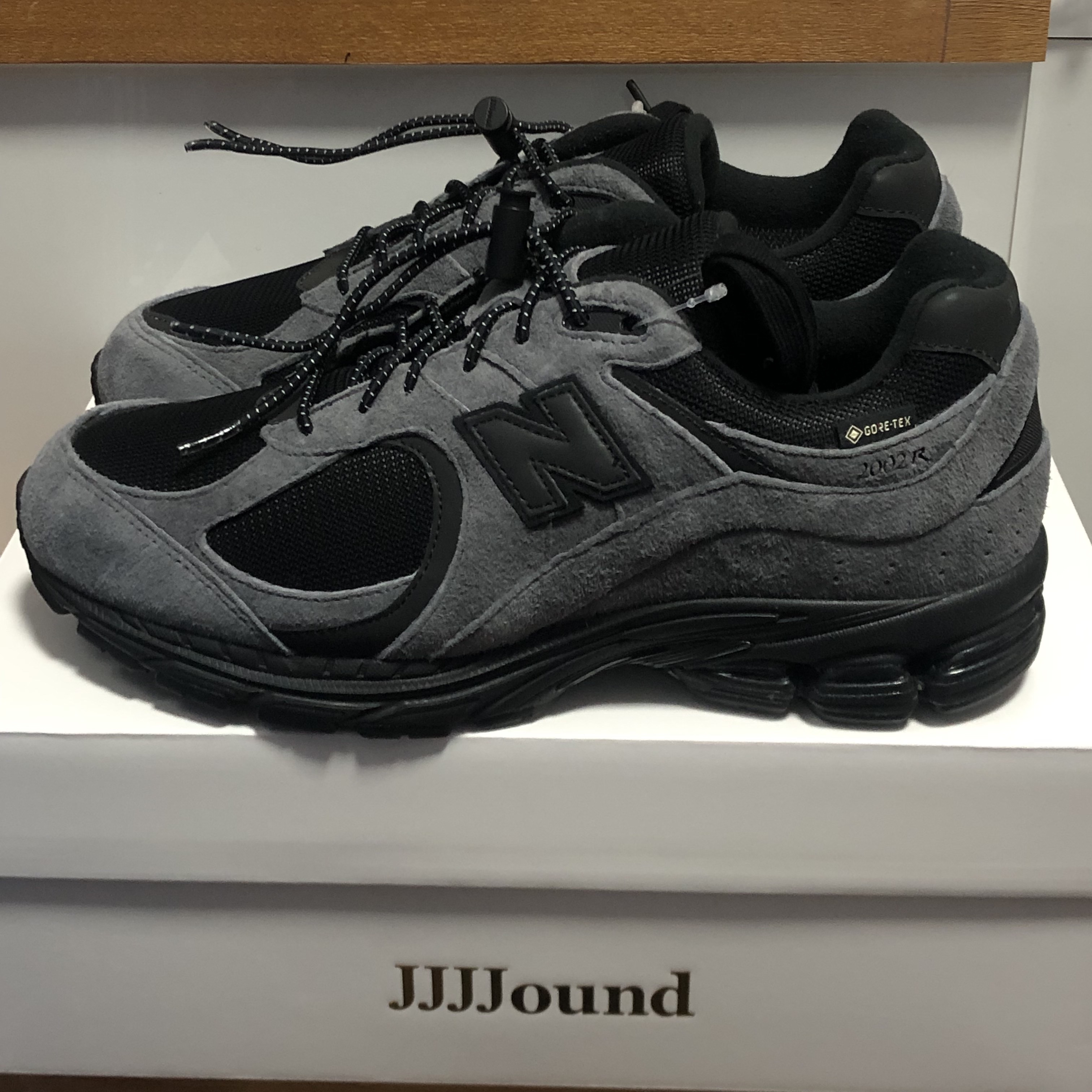 New Balance x JJJJound 2002R Gore-Tex Charcoal 착용 스타일