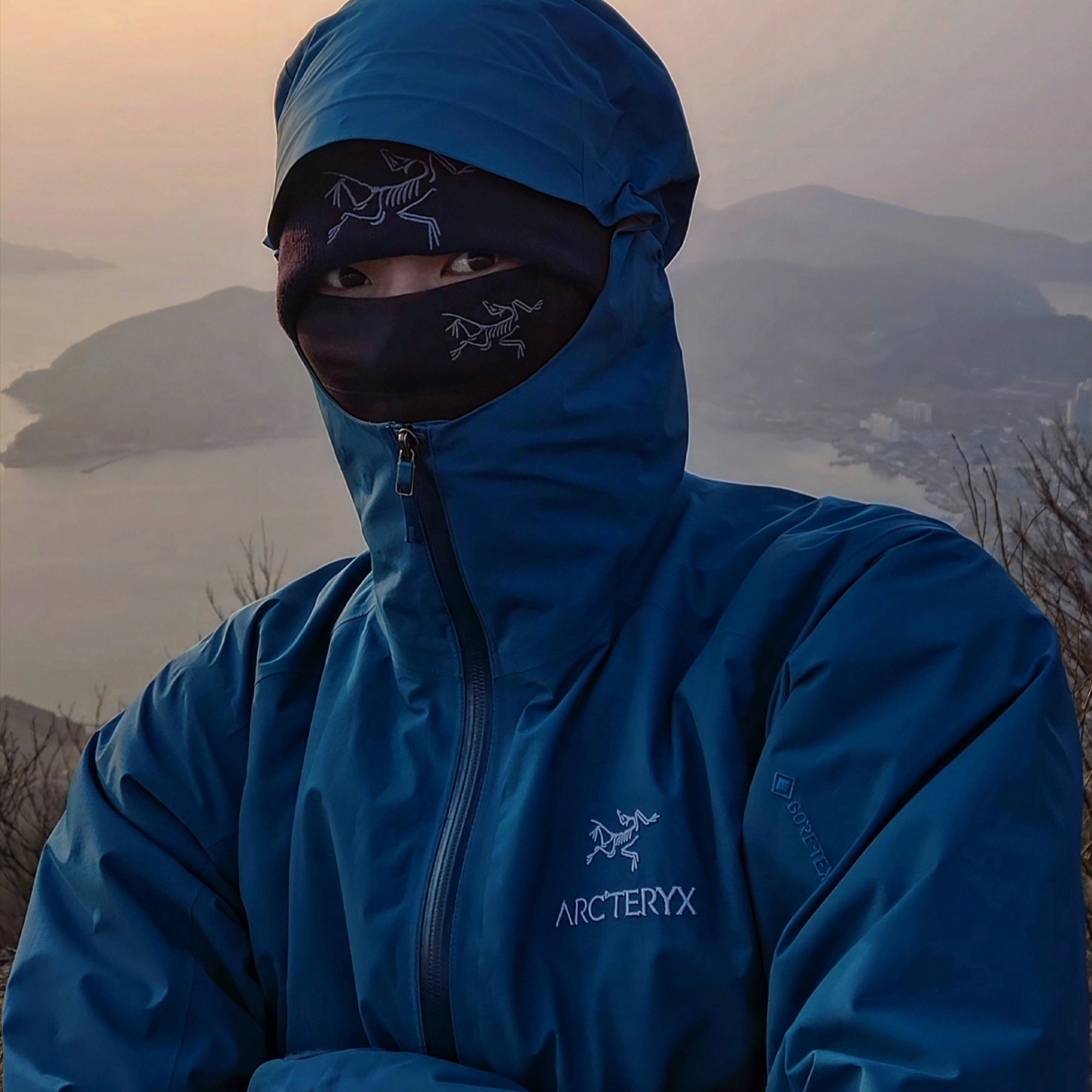 Arc'teryx Embroidered Bird Toque Black, Arc'teryx Rho Lightweight Wool Neck Gaiter Black 착용 스타일 - 1