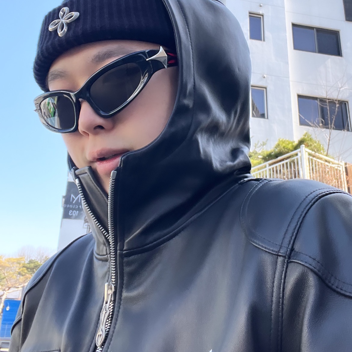 Gentle Monster Paso 01 Black, Thug Club Mohican Leather Denim Pants All Black 착용 스타일