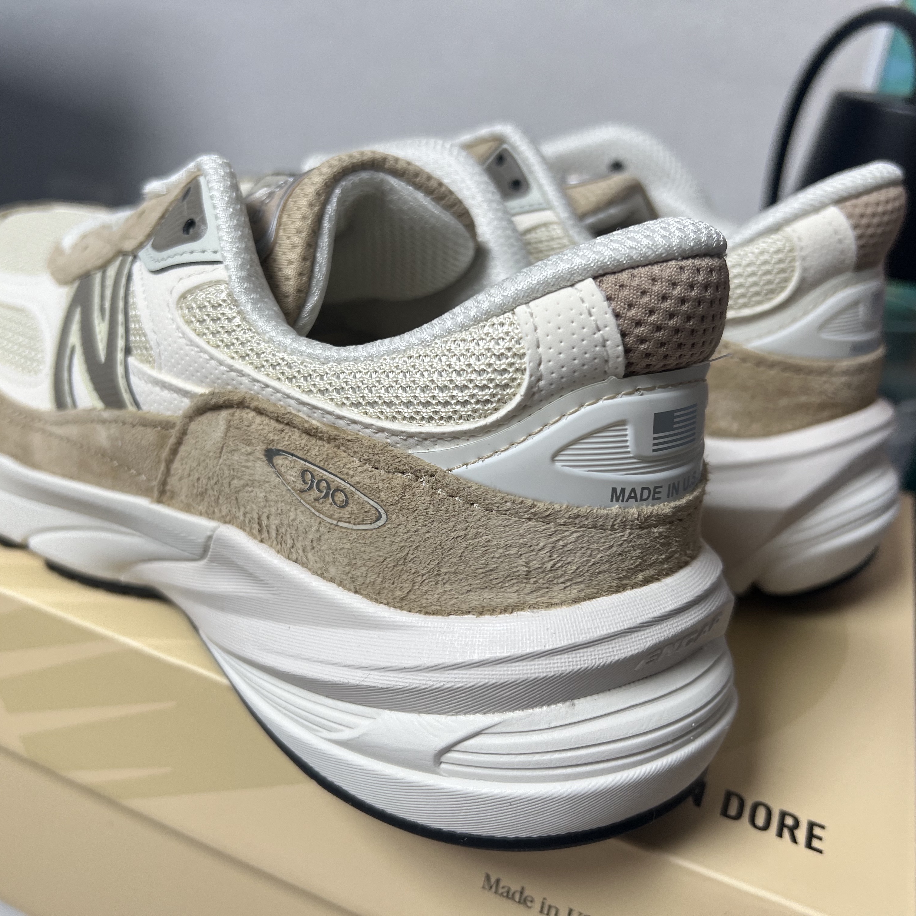 New Balance x Aime Leon Dore 990v6 Made in USA Tan 착용 스타일 - 4