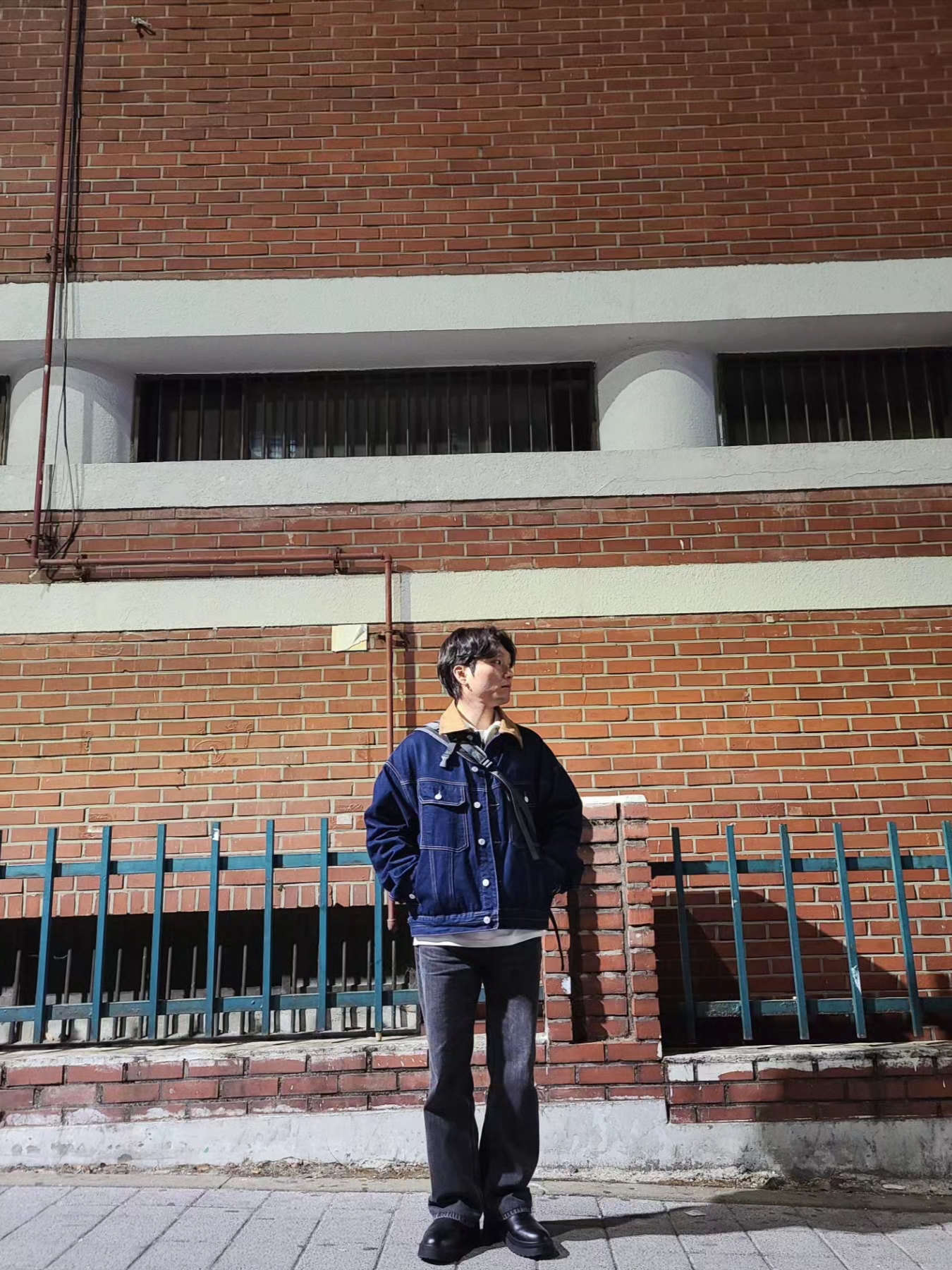 [KREAM 단독] ADSB Andersson Bell Rodri Crew-Neck Sweater Black 착용 스타일 - 1