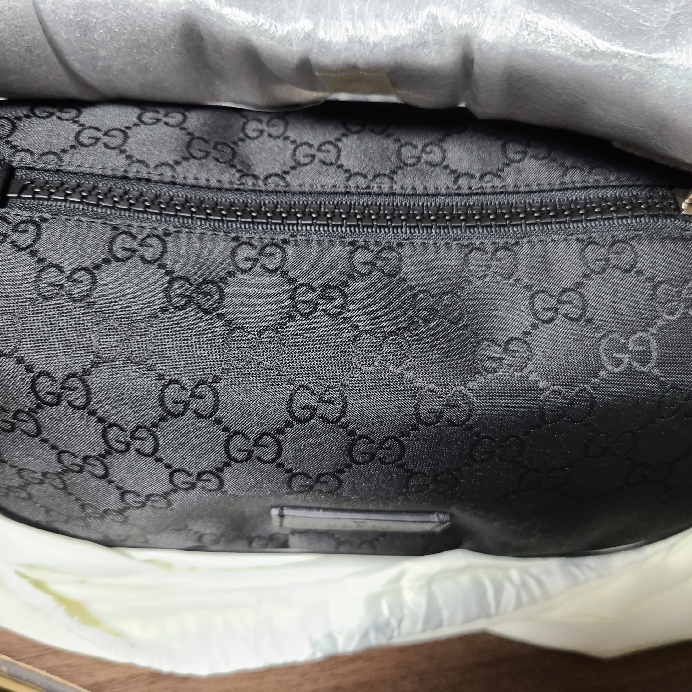 Gucci GG Fabric Waist Bag Black 착용 스타일 - 3