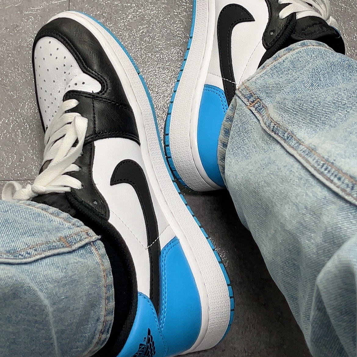 Jordan 1 Retro Low OG Black and Dark Powder Blue 착용 스타일