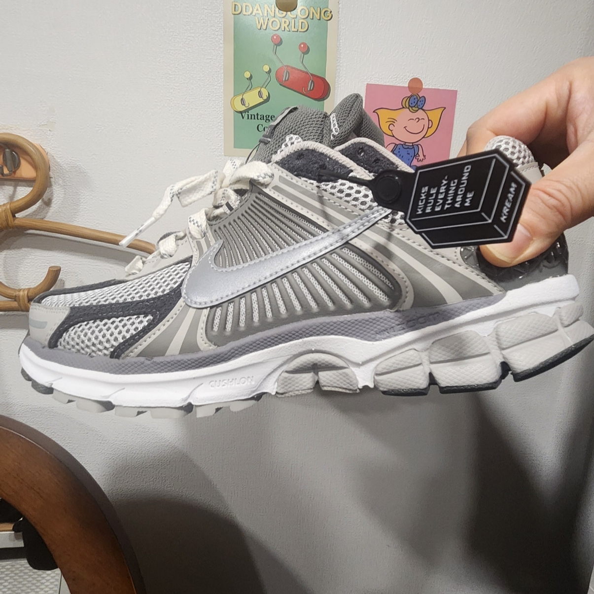 Nike Zoom Vomero 5 PRM Light Iron Ore and Flat Fewter 착용 스타일