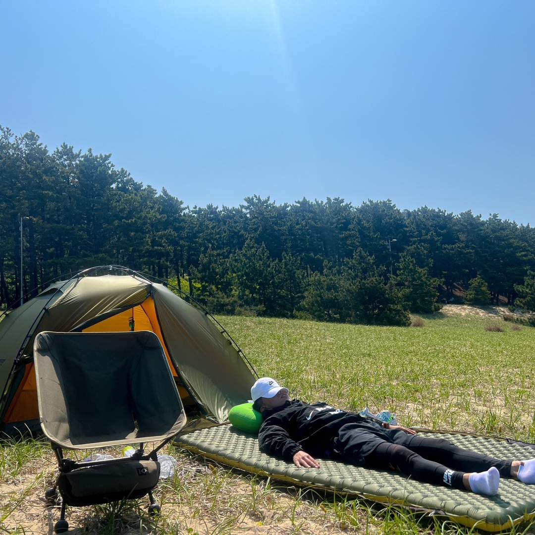 Helinox Tactical Chair One Military Olive 착용 스타일
