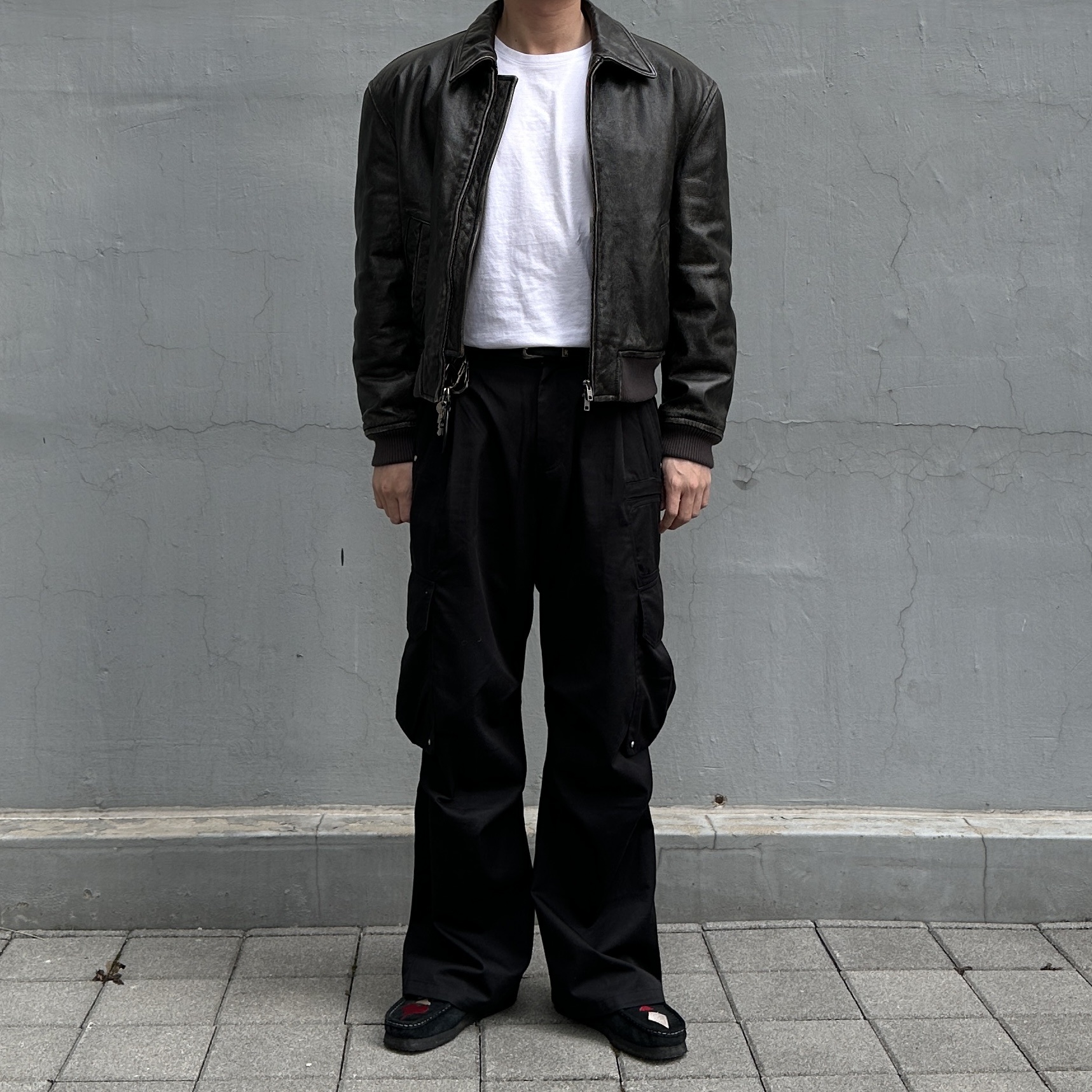 Stussy Surfman Keychain Silver, Clarks x Stussy Wallabee Black Suede 착용 스타일 - 1