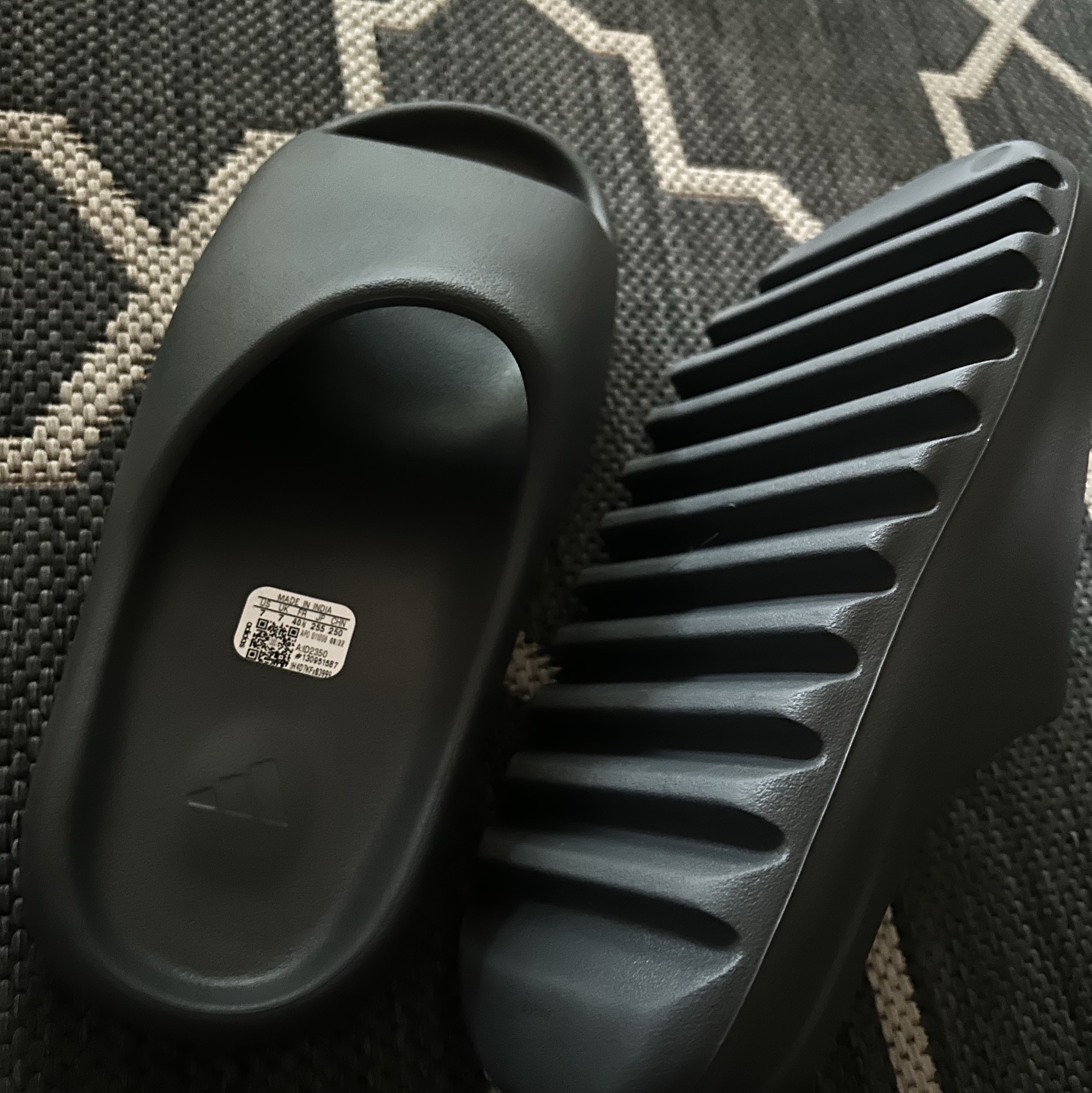 Adidas Yeezy Slide Slate Grey 착용 스타일 - 2