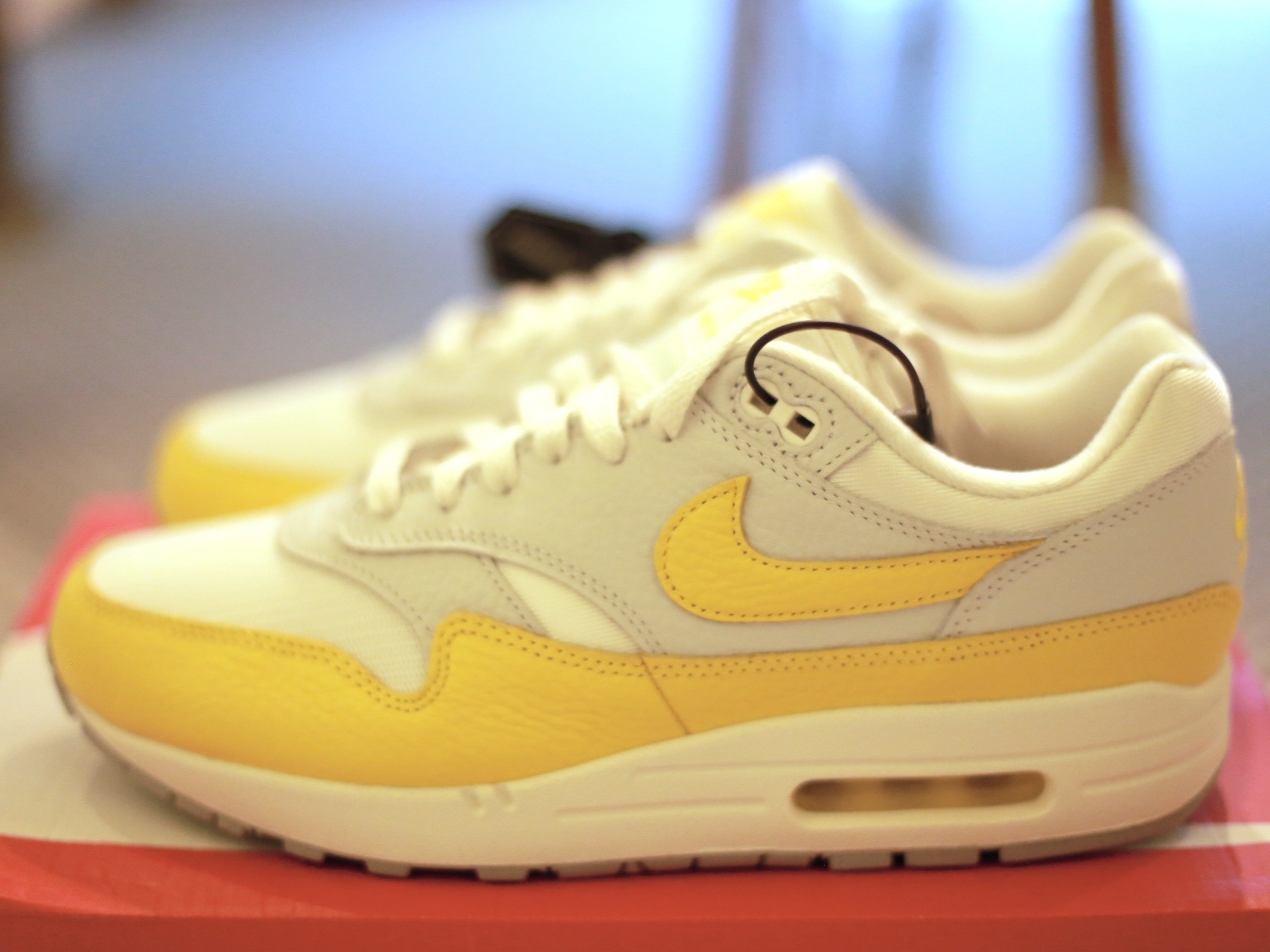 (W) Nike Air Max 1 Tour Yellow 착용 스타일 - 1