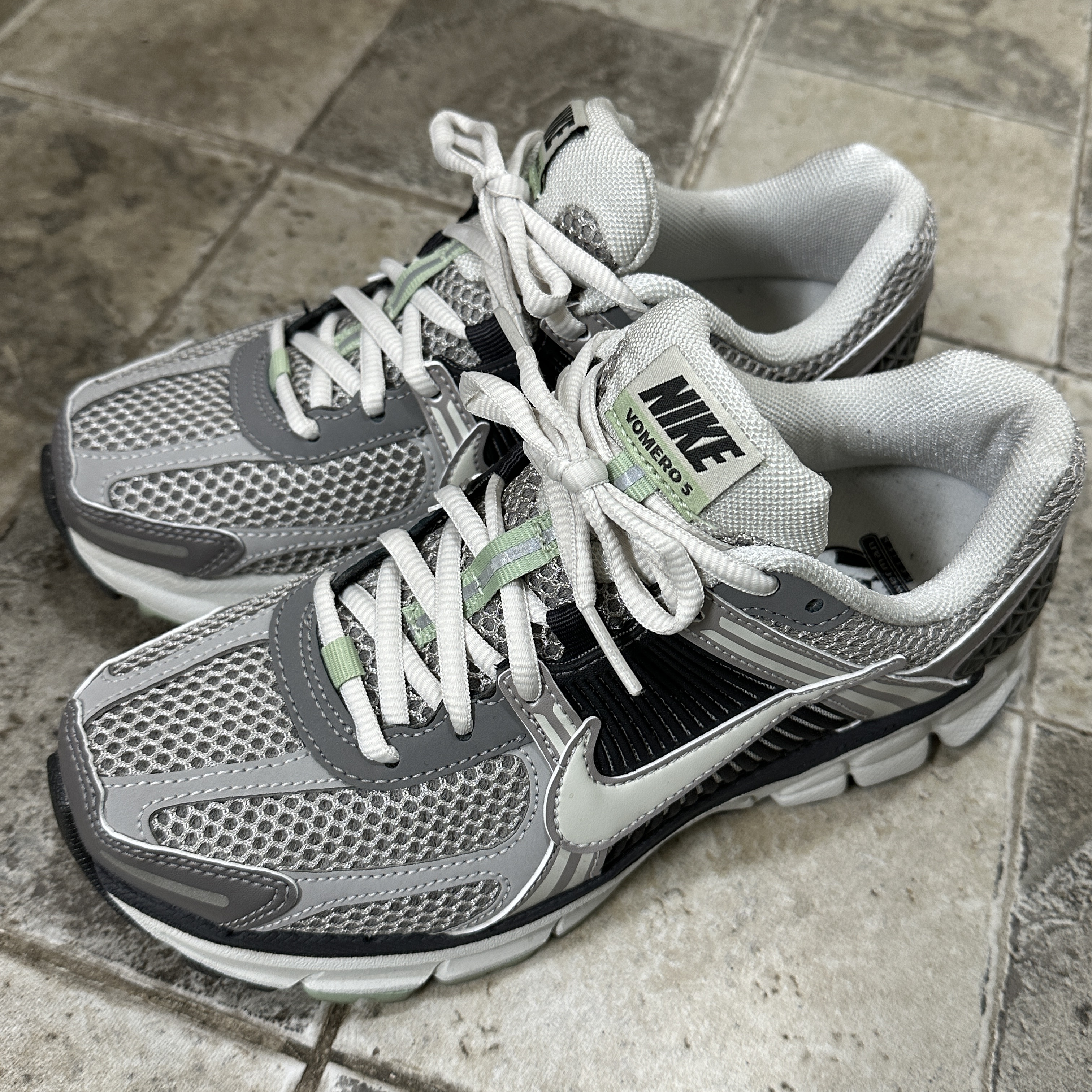 (W) Nike Zoom Vomero 5 Cobblestone and Flat Pewter 착용 스타일