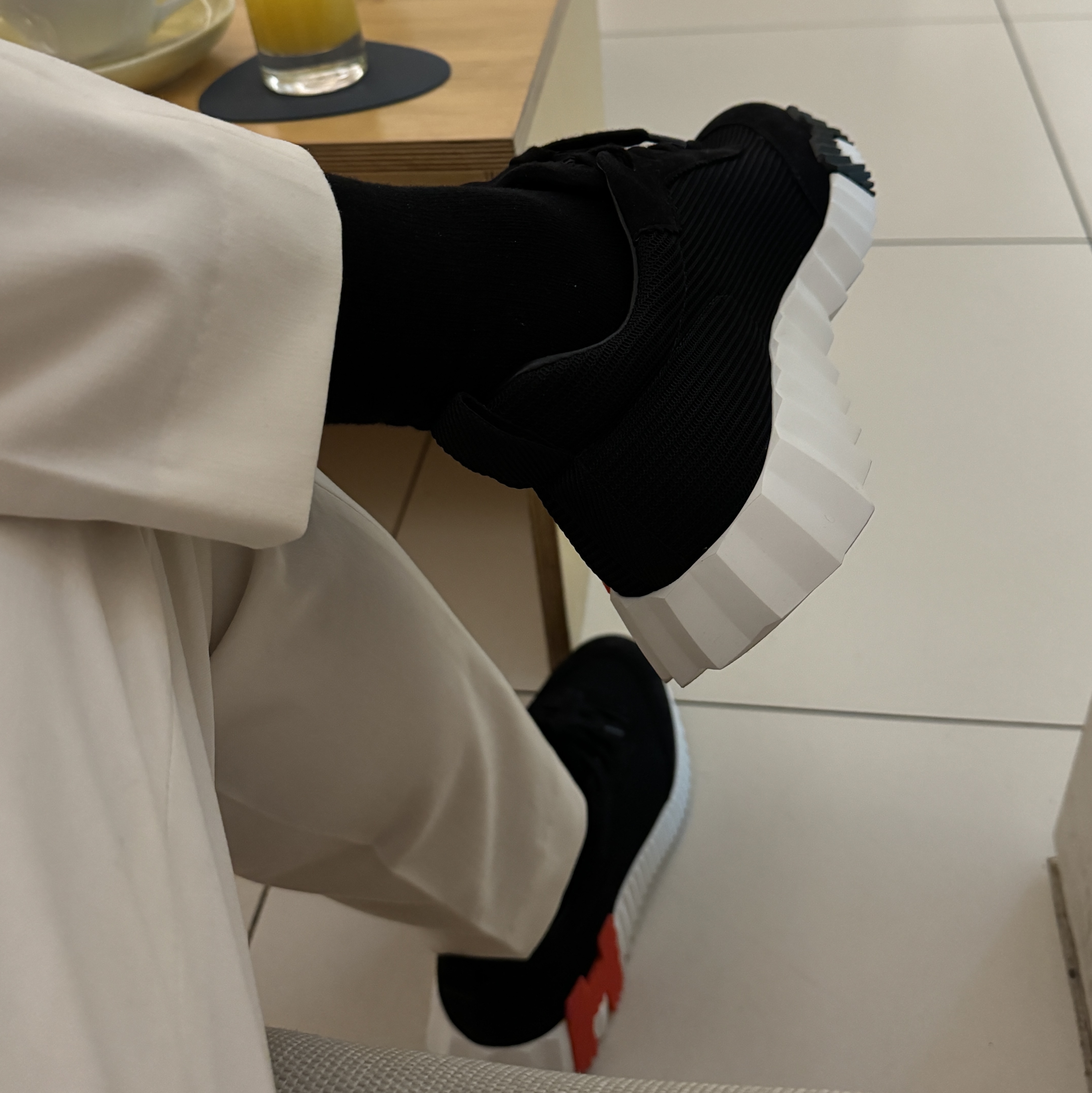 Hermes Bouncing Sneakers Mesh Suede Goatskin & Noir 착용 스타일 - 3