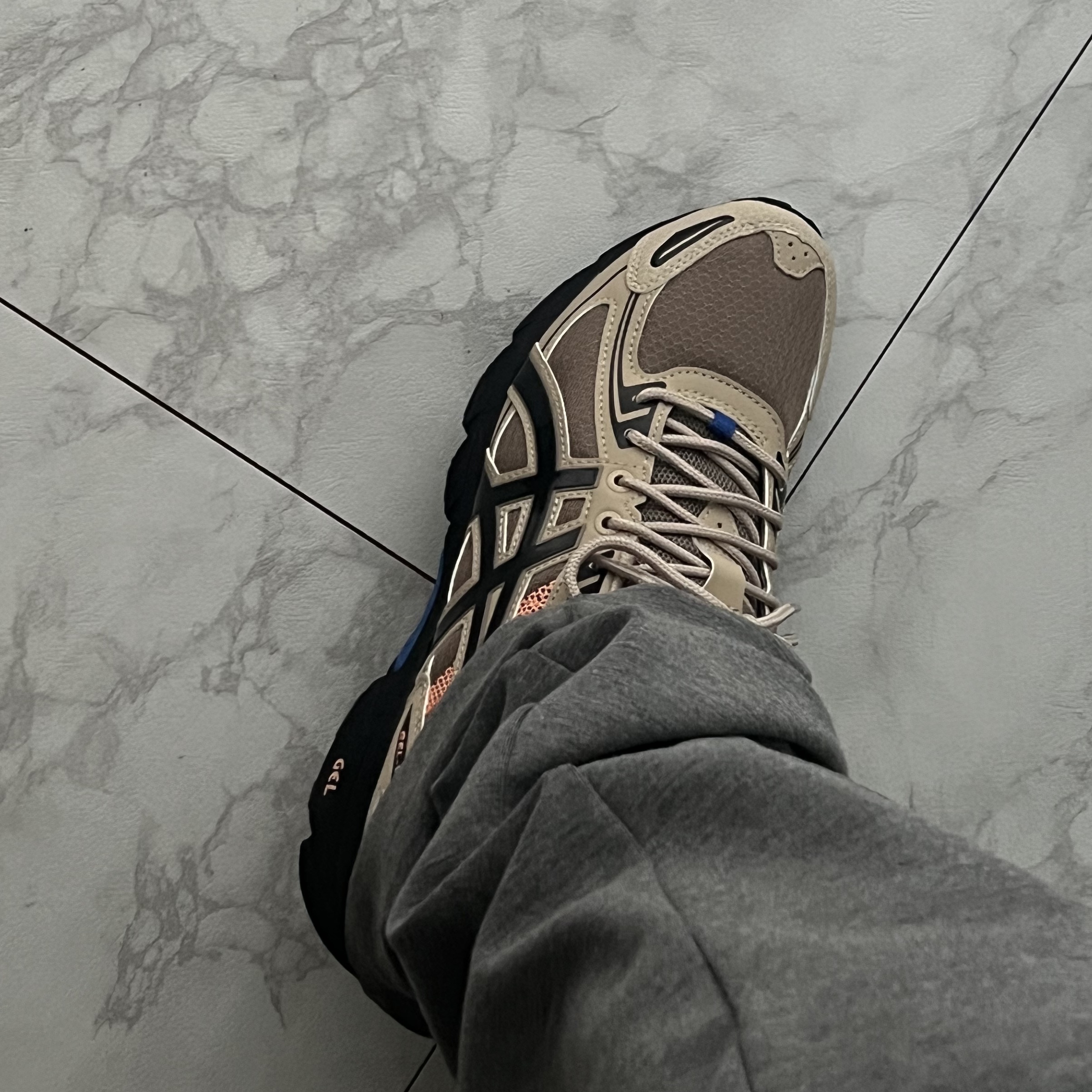 Asics Gel-Venture 6 SPS Pepper Black 착용 스타일 - 2