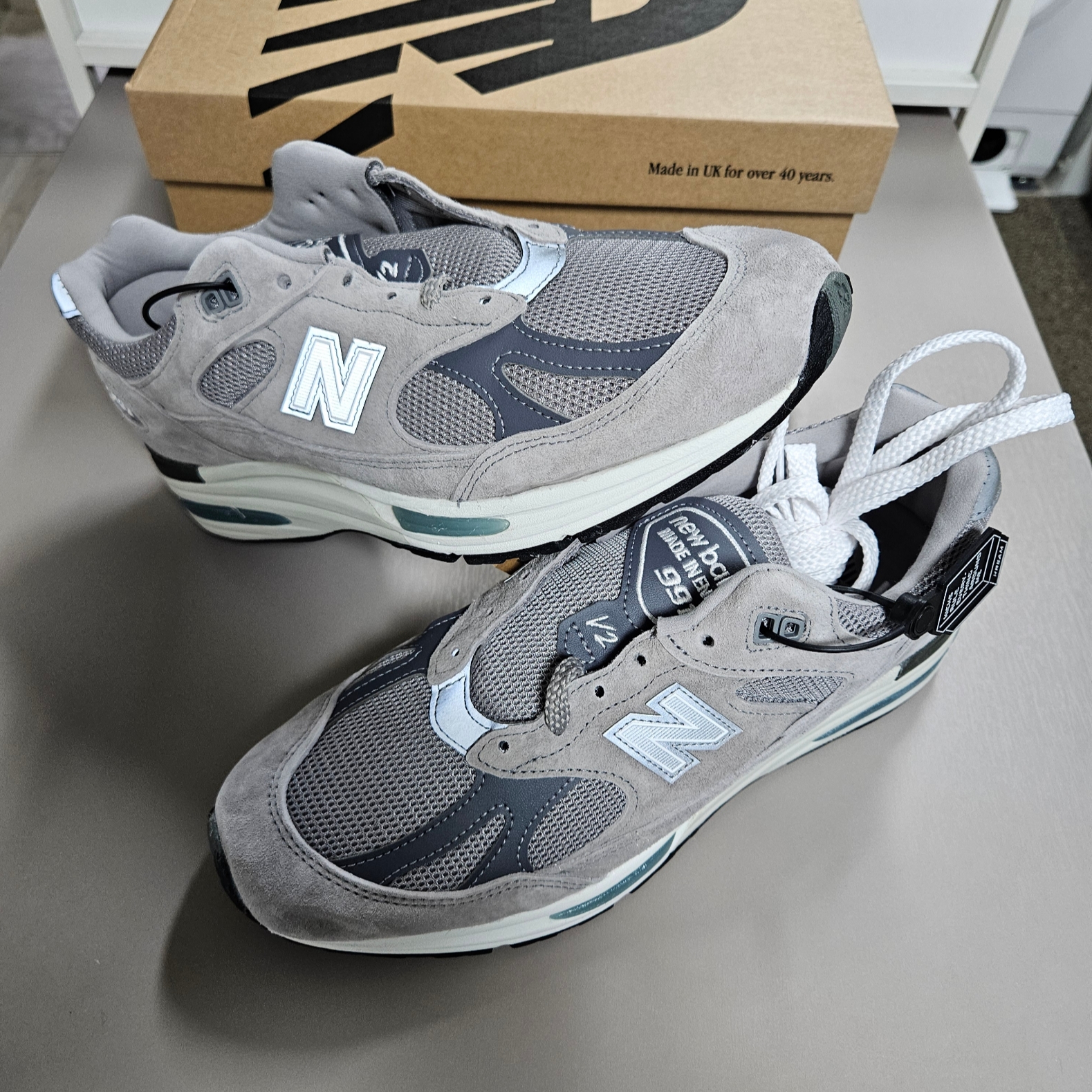 New Balance 991v2 Made in UK Rock Ridge Alloy Silver 착용 스타일 - 3
