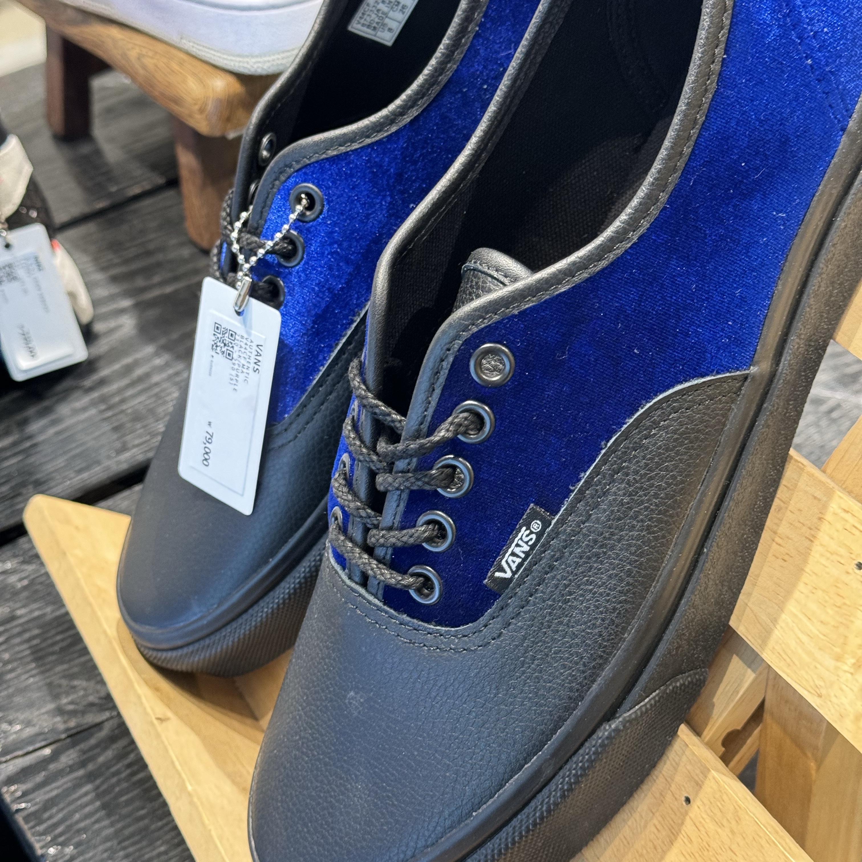 Vans x Arihara Miyukii Authentic Black Purple 착용 스타일