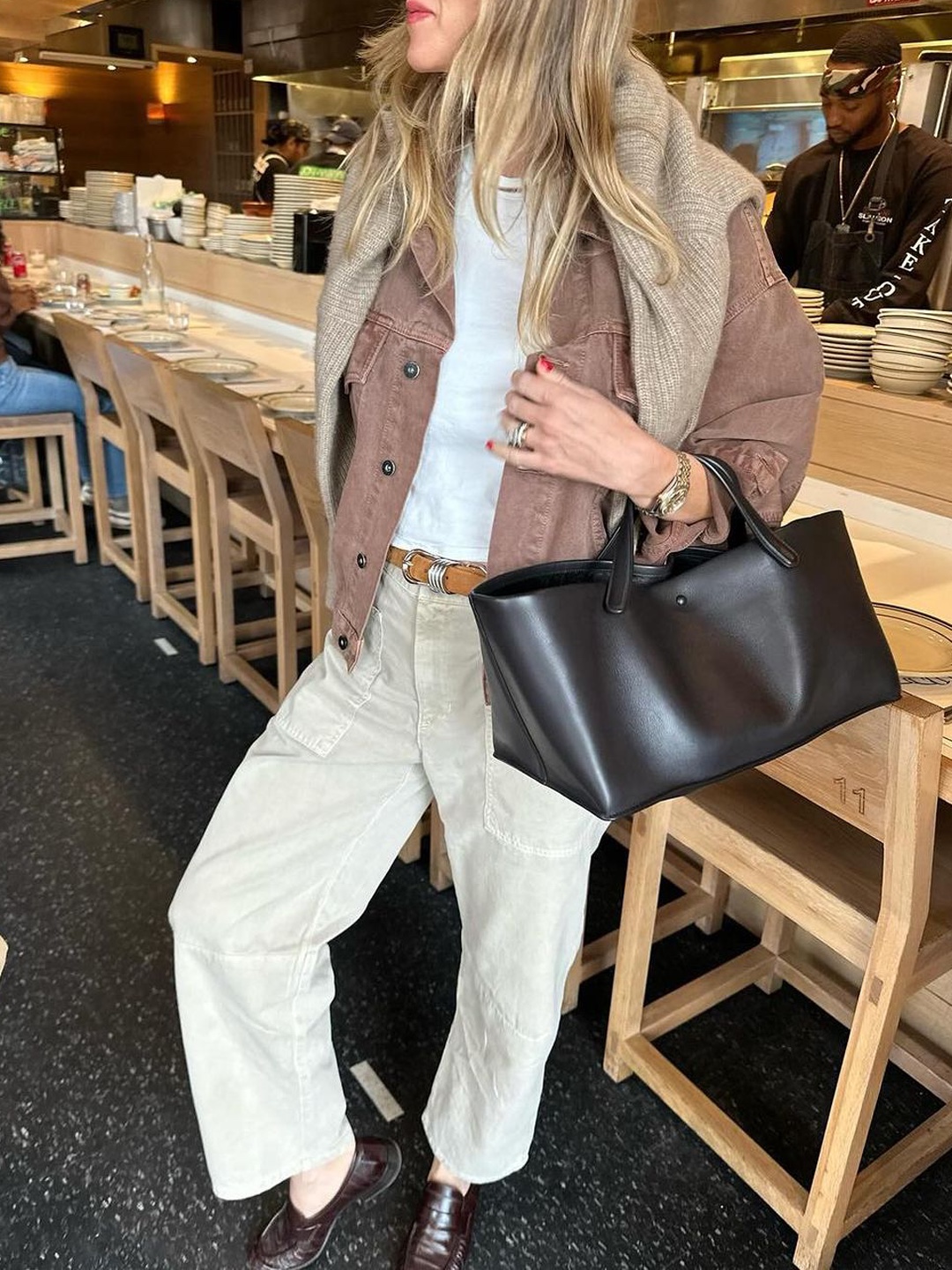 The Row Idaho Bag in Leather Black, The Row Idaho Bag in Leather Dark Brown 착용 스타일 - 4