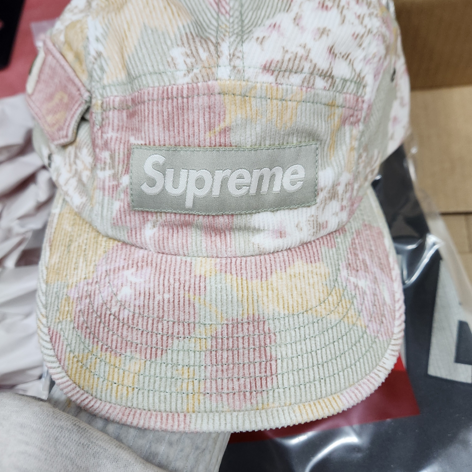 Supreme Corduroy Pocket Camp Cap Floral - 24SS, Supreme Cracked Arc S/S Top Black - 24SS 착용 스타일 - 2