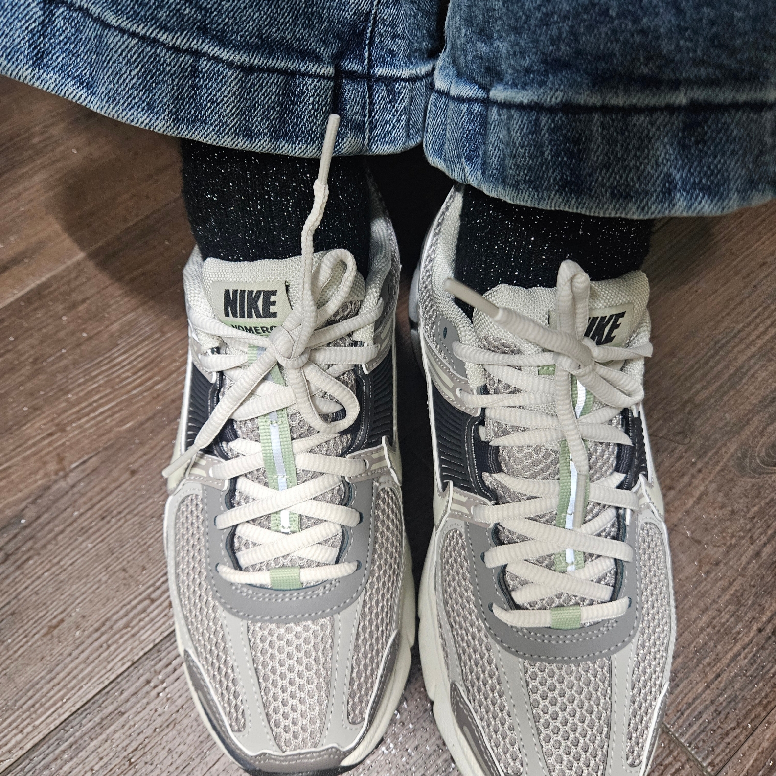 (W) Nike Zoom Vomero 5 Cobblestone and Flat Pewter 착용 스타일 - 1
