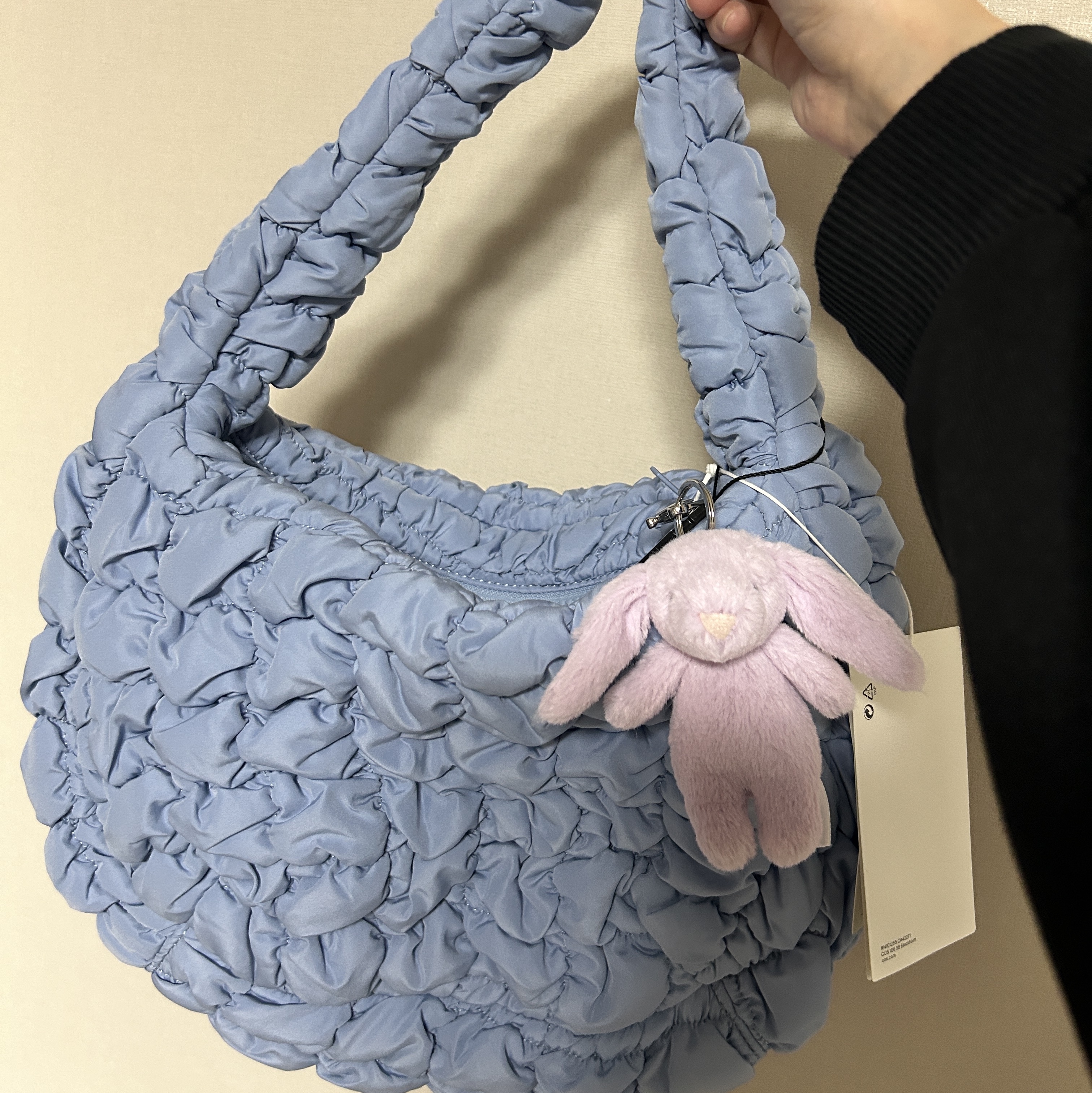 COS Quilted Mini Bag Light Blue, Jellycat Bashful Bunny Bag Charm Lavender 착용 스타일 - 4