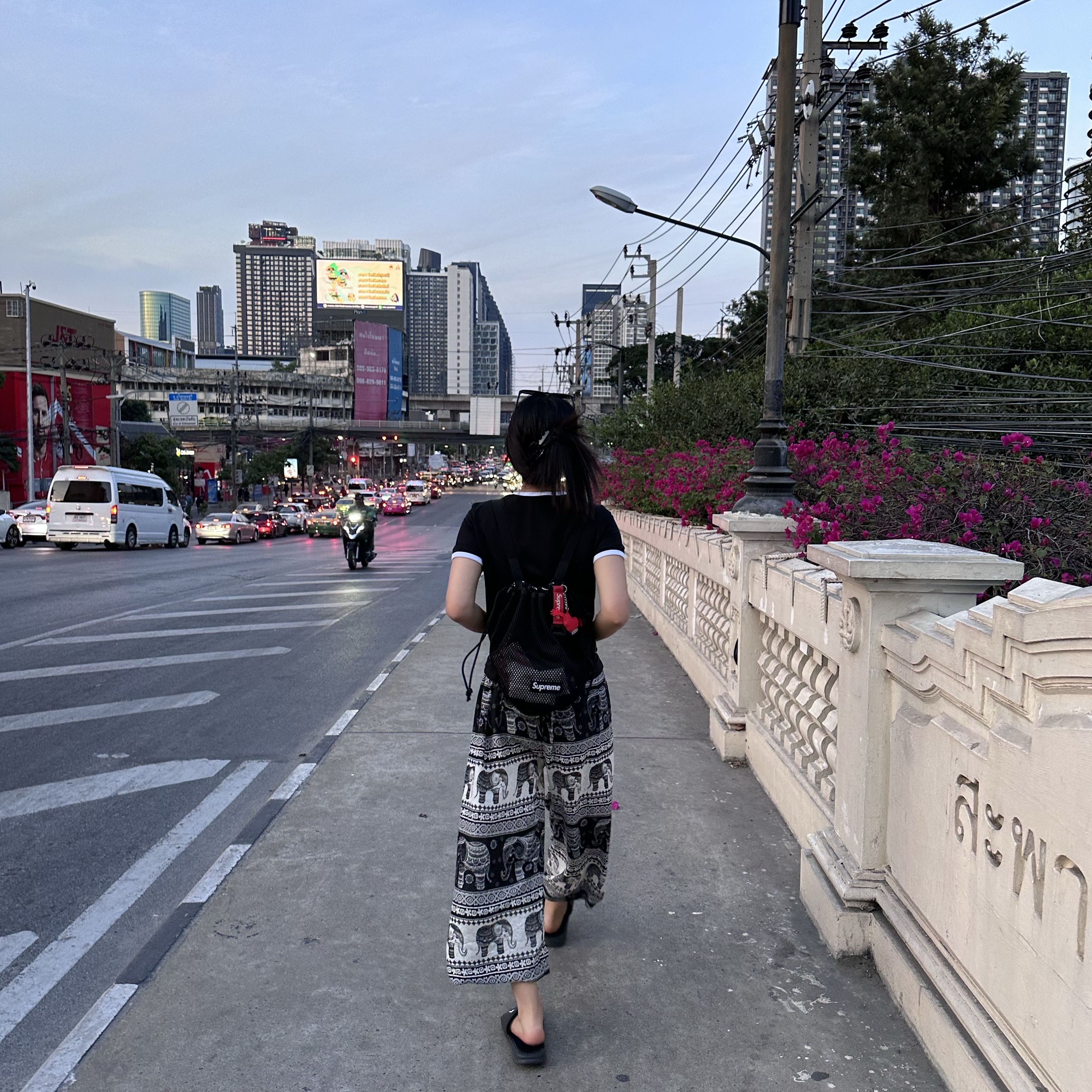 Supreme Mesh Small Backpack Black - 23SS, Supreme Bottle Opener Webbing Keychain Red - 21FW 착용 스타일 - 1