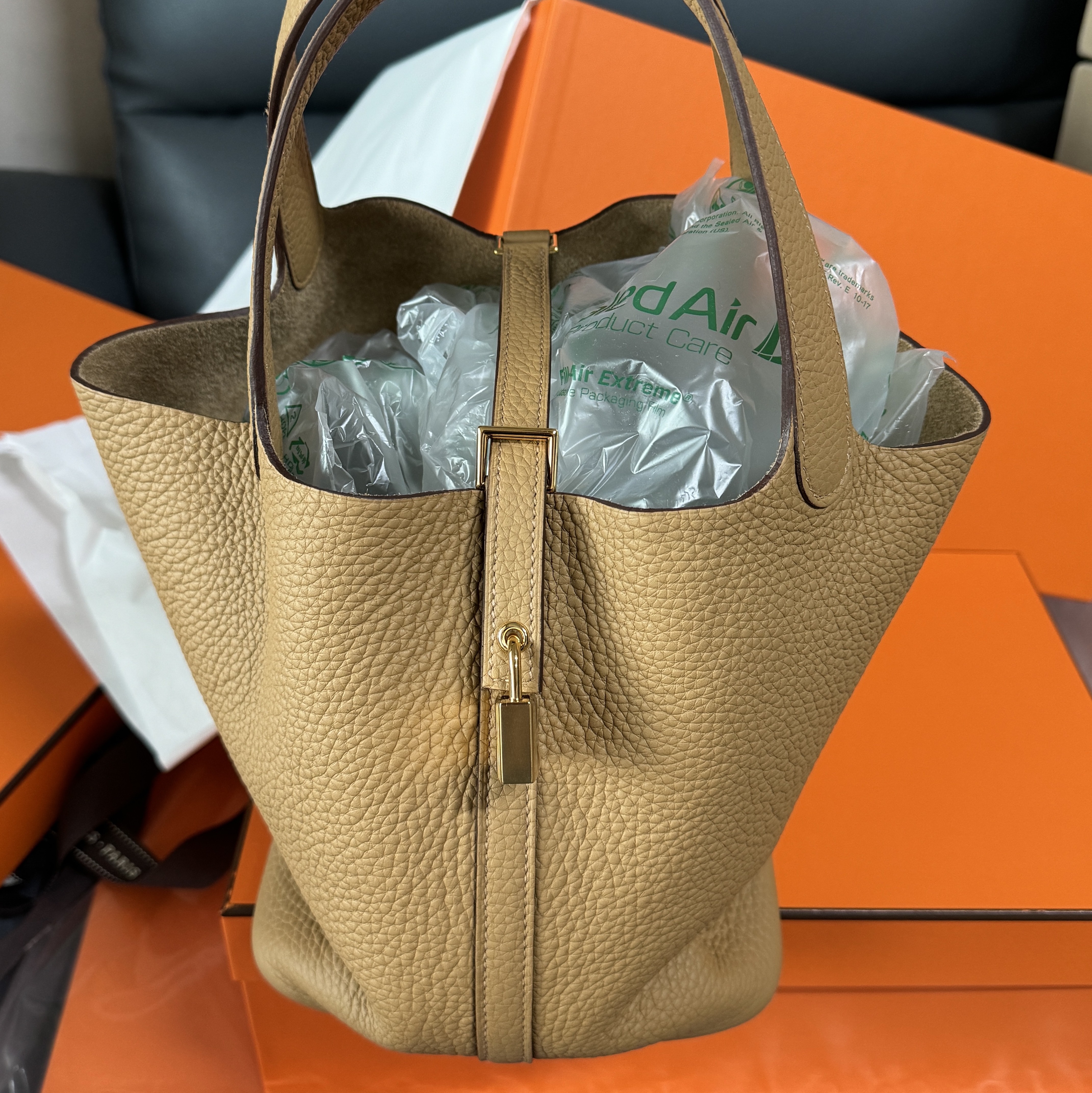 Hermes Picotin Lock 22 Bag Clemence & Gold Biscuit 착용 스타일