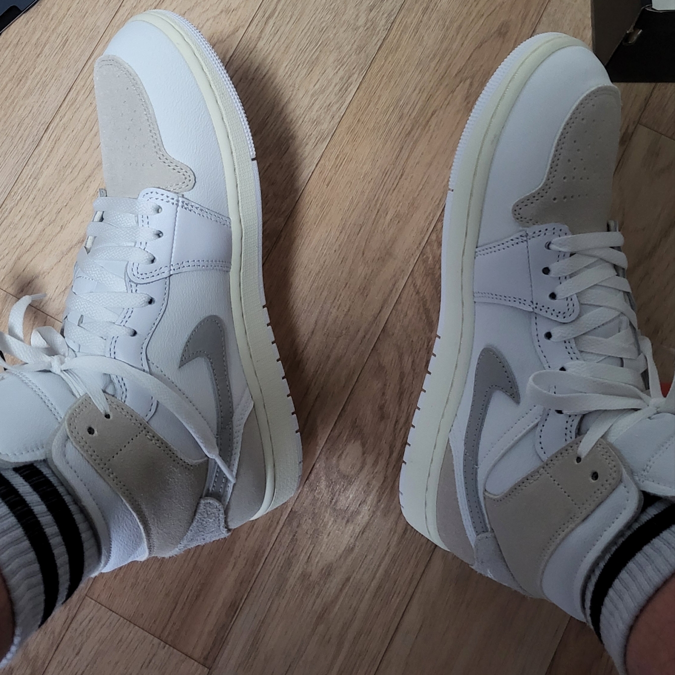 Jordan 1 Mid SE Craft White Light Orewood Brown 착용 스타일