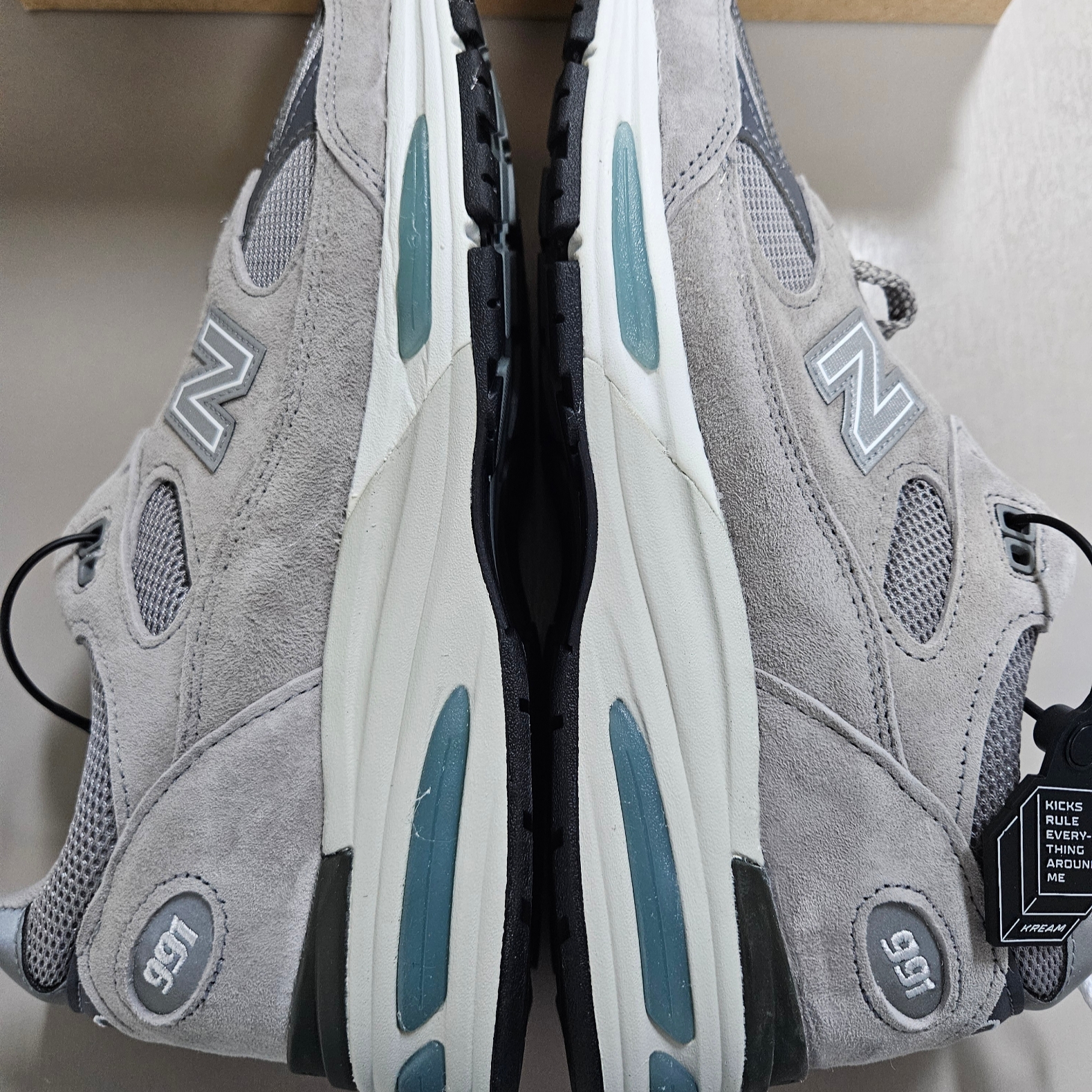 New Balance 991v2 Made in UK Rock Ridge Alloy Silver 착용 스타일 - 5
