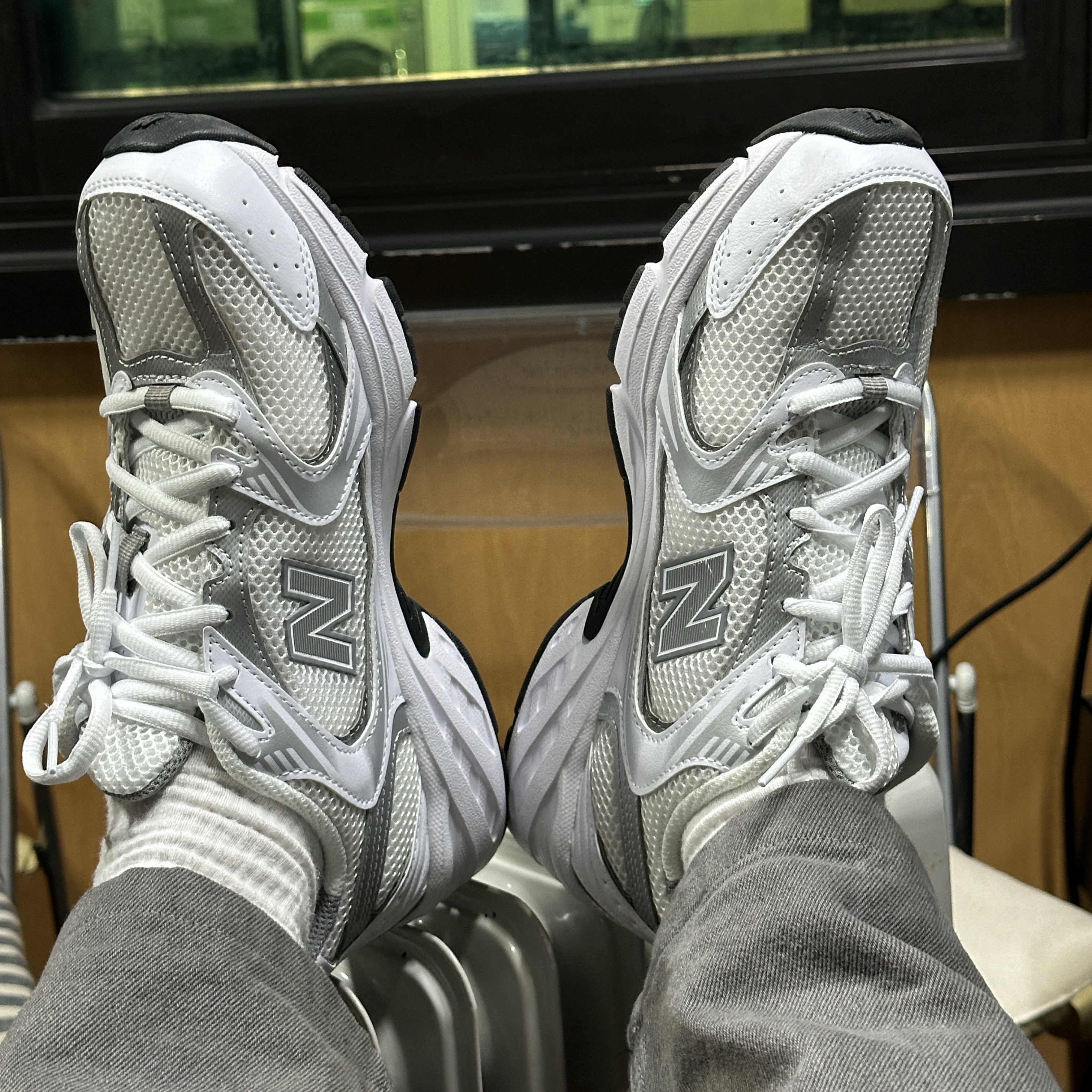 New Balance 530 White Silver 착용 스타일