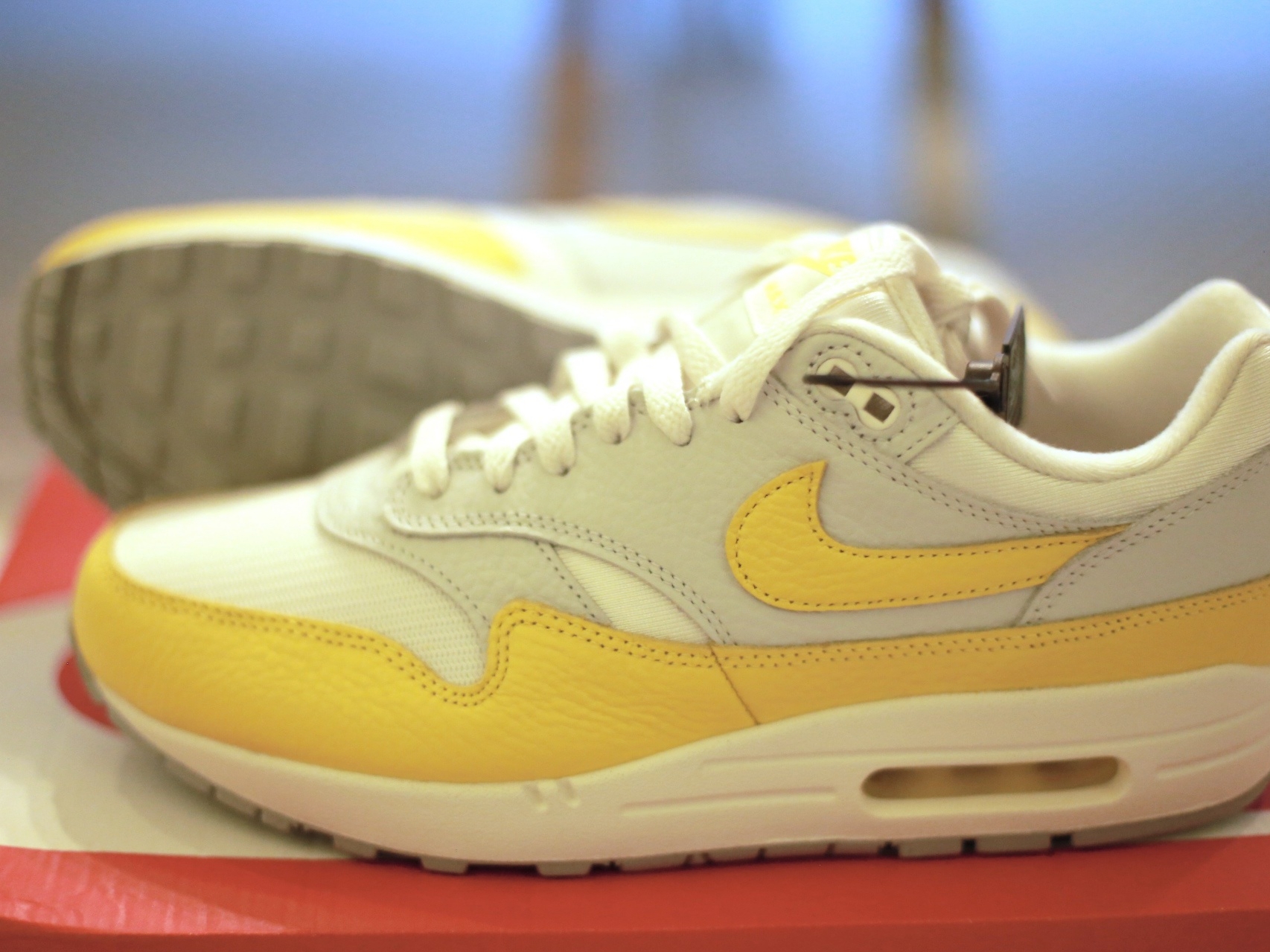 (W) Nike Air Max 1 Tour Yellow 착용 스타일 - 4