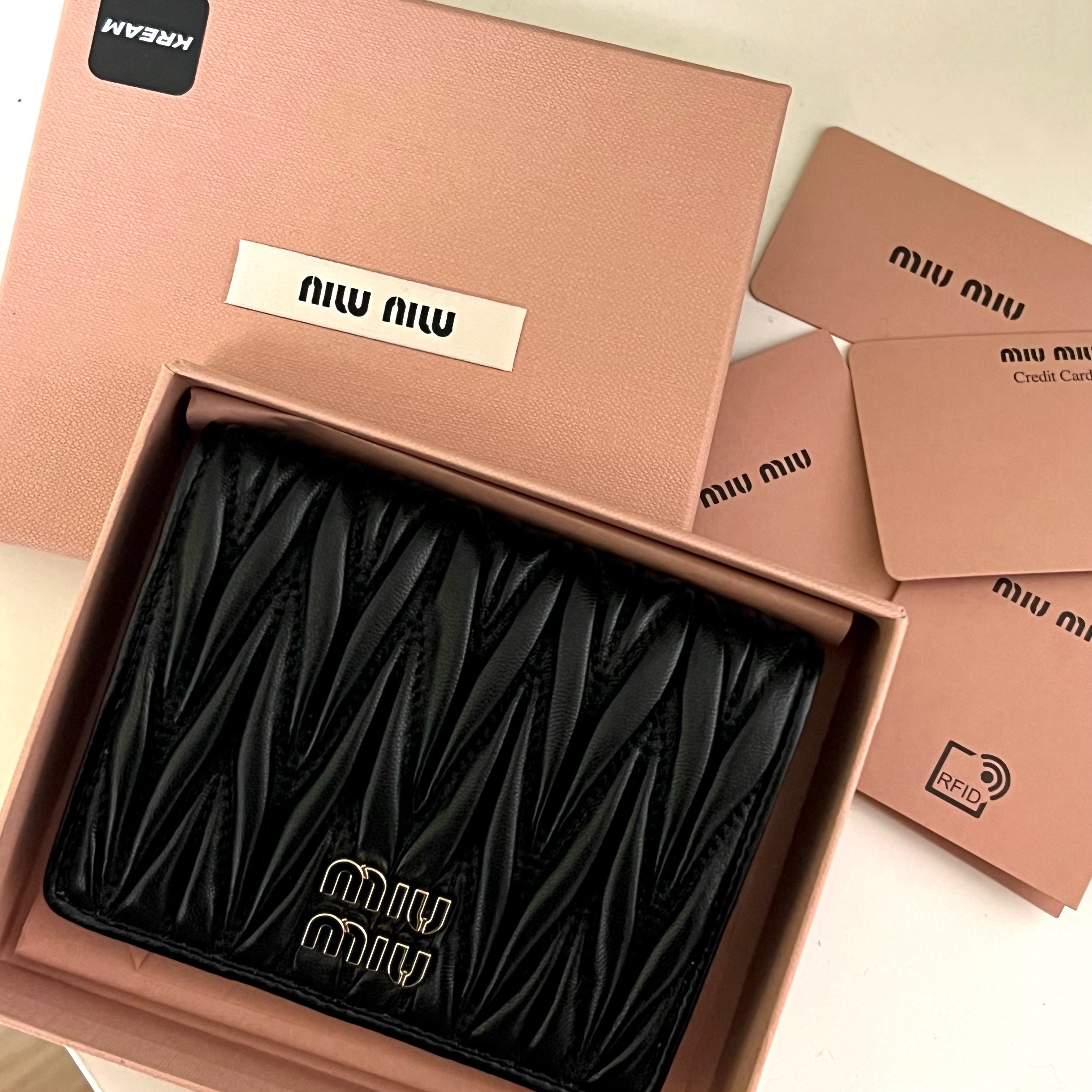 Miu Miu Matelasse Nappa Leather Wallet Black 착용 스타일