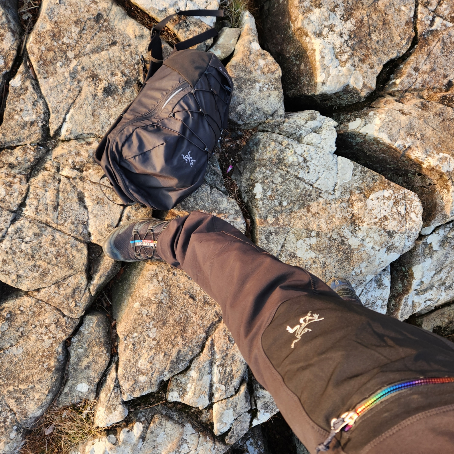 Arc'teryx Embroidered Bird Toque Black, Arc'teryx Rho Lightweight Wool Neck Gaiter Black 착용 스타일 - 5