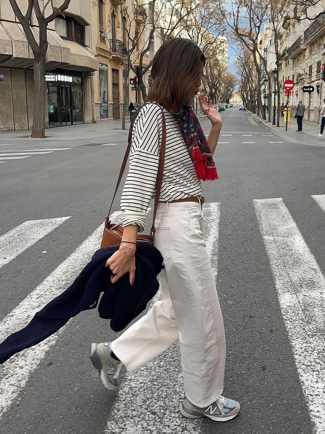 (W) Miu Miu Denim Pants White, (W) Matin Kim Big Pocket Vintage Cargo Denim Pants White 착용 스타일 - 3