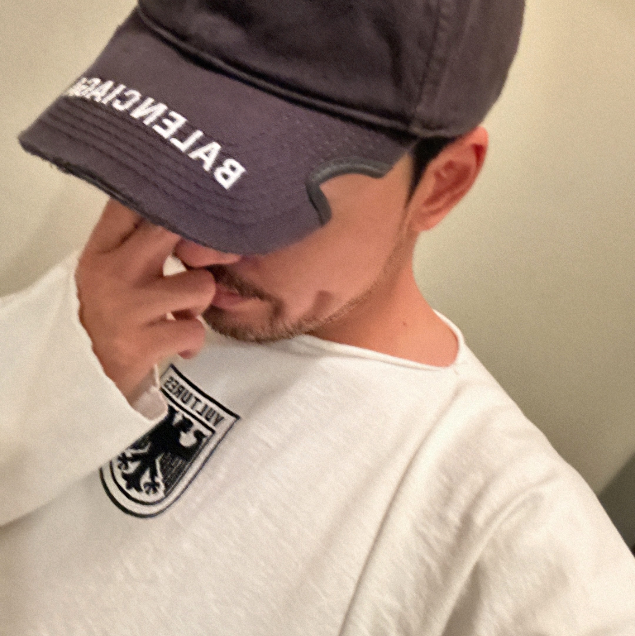 Yeezy Vultures Long Sleeve T-Shirt White 착용 스타일