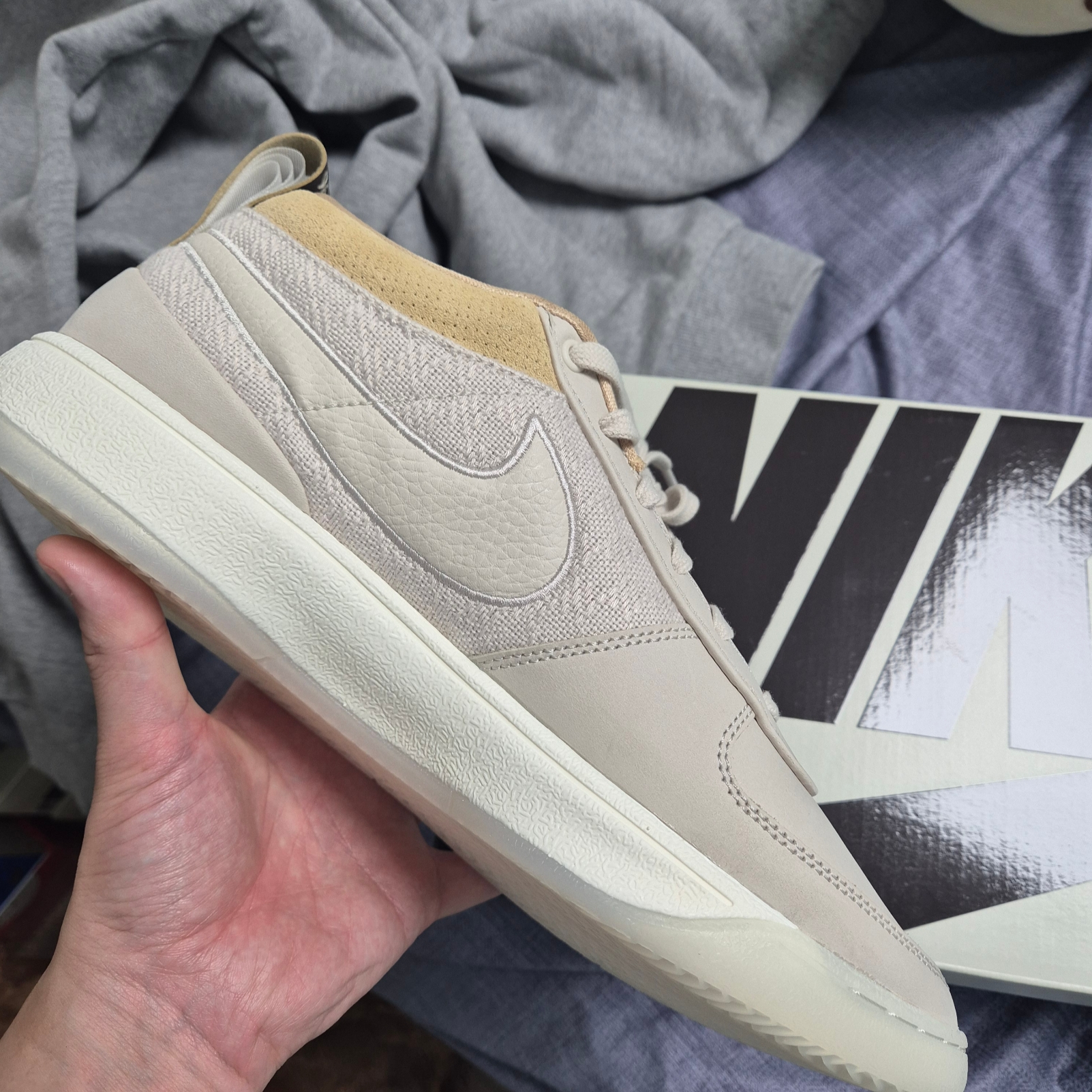 Nike Book 1 Light Orewood Brown 착용 스타일 - 1