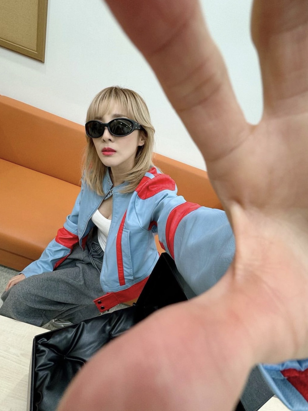 Gentle Monster x Maison Margiela MM107 Leather Black Black 착용 스타일
