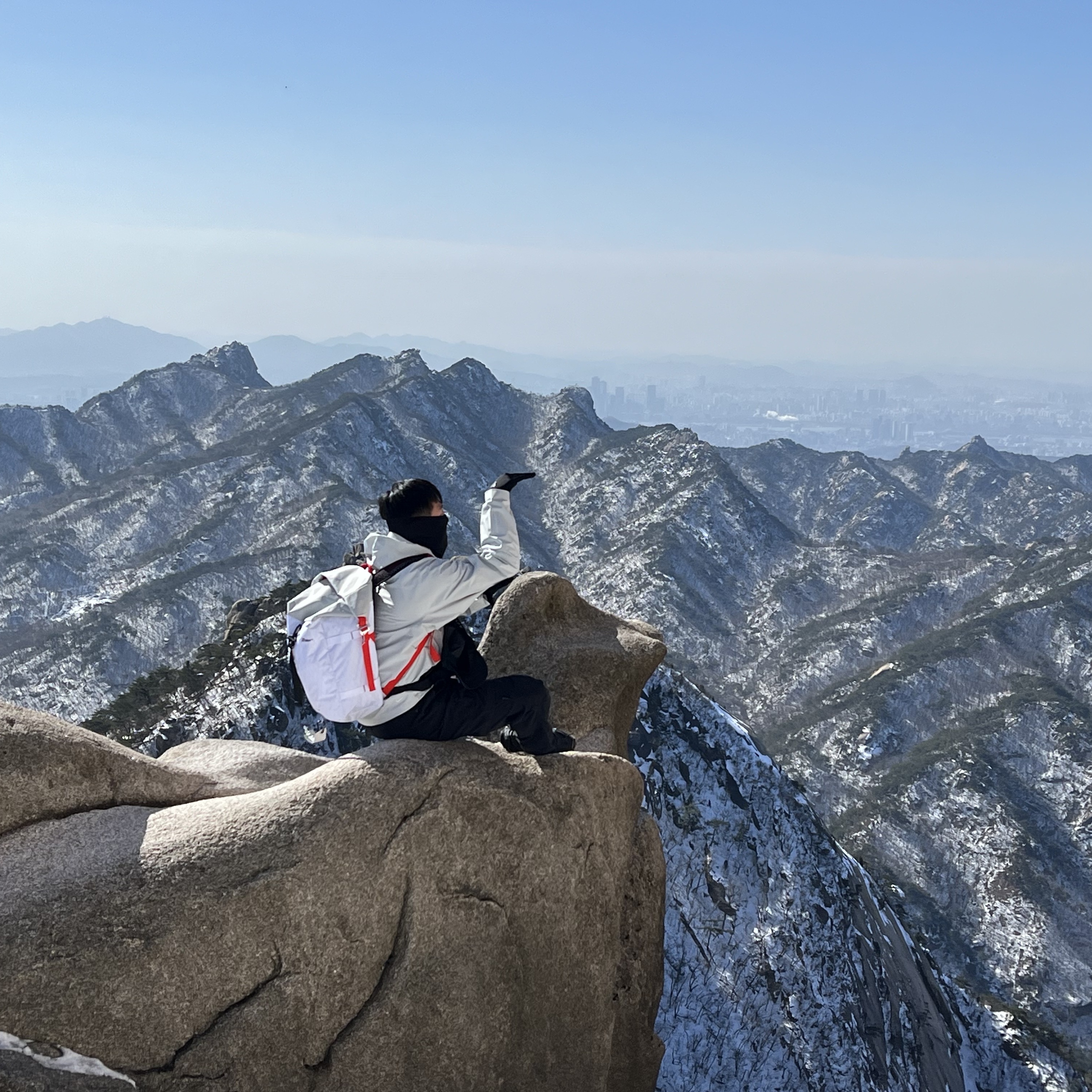 Nike ACG Aisen Daypack 32L White, Nike ACG Trail Cap Black 착용 스타일 - 2