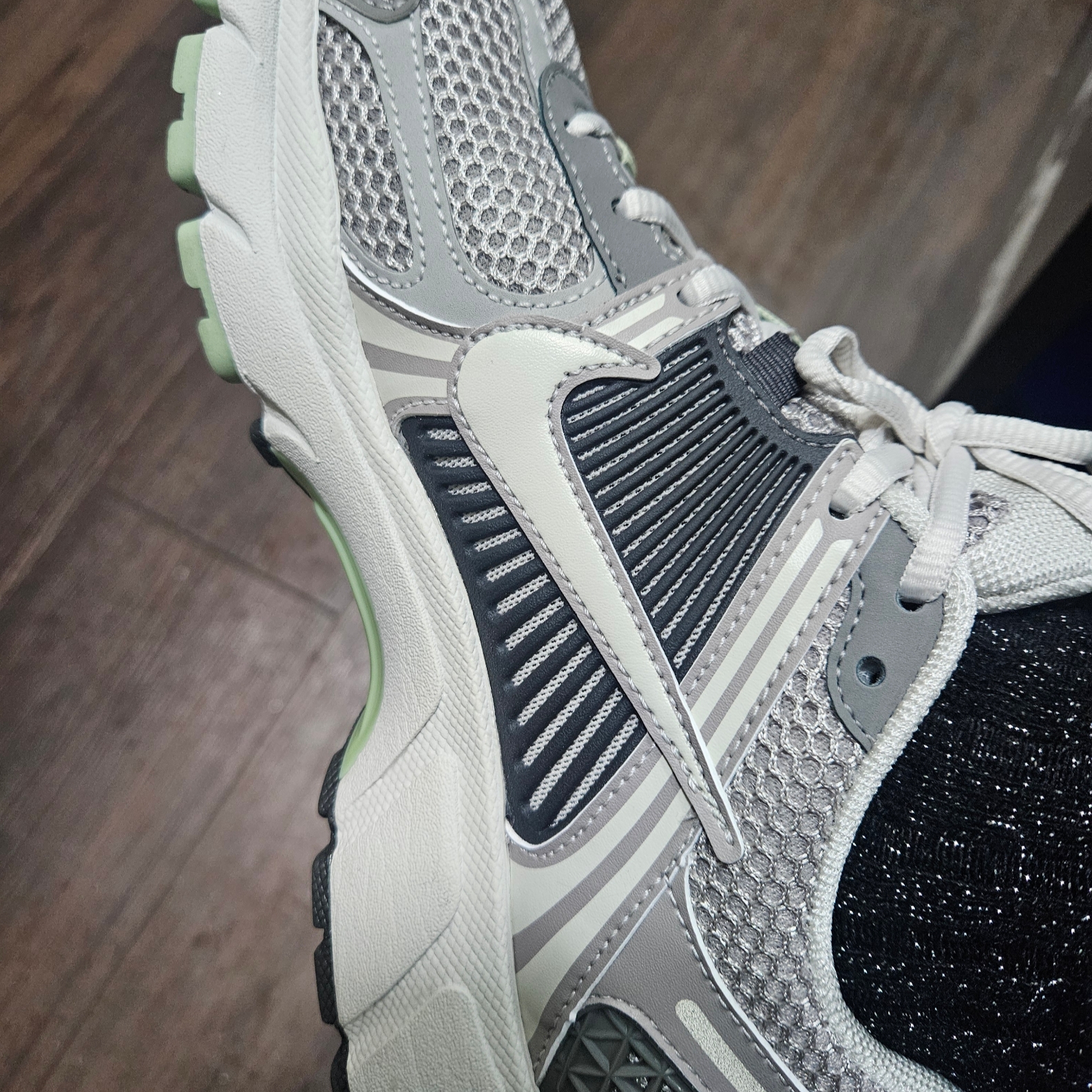 (W) Nike Zoom Vomero 5 Cobblestone and Flat Pewter 착용 스타일 - 2