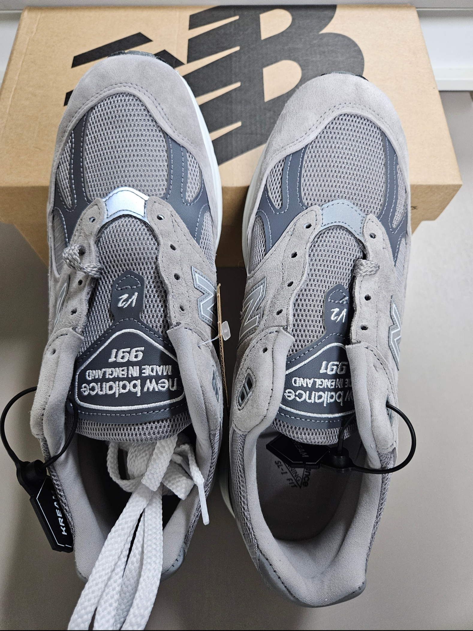 New Balance 991v2 Made in UK Rock Ridge Alloy Silver 착용 스타일 - 2
