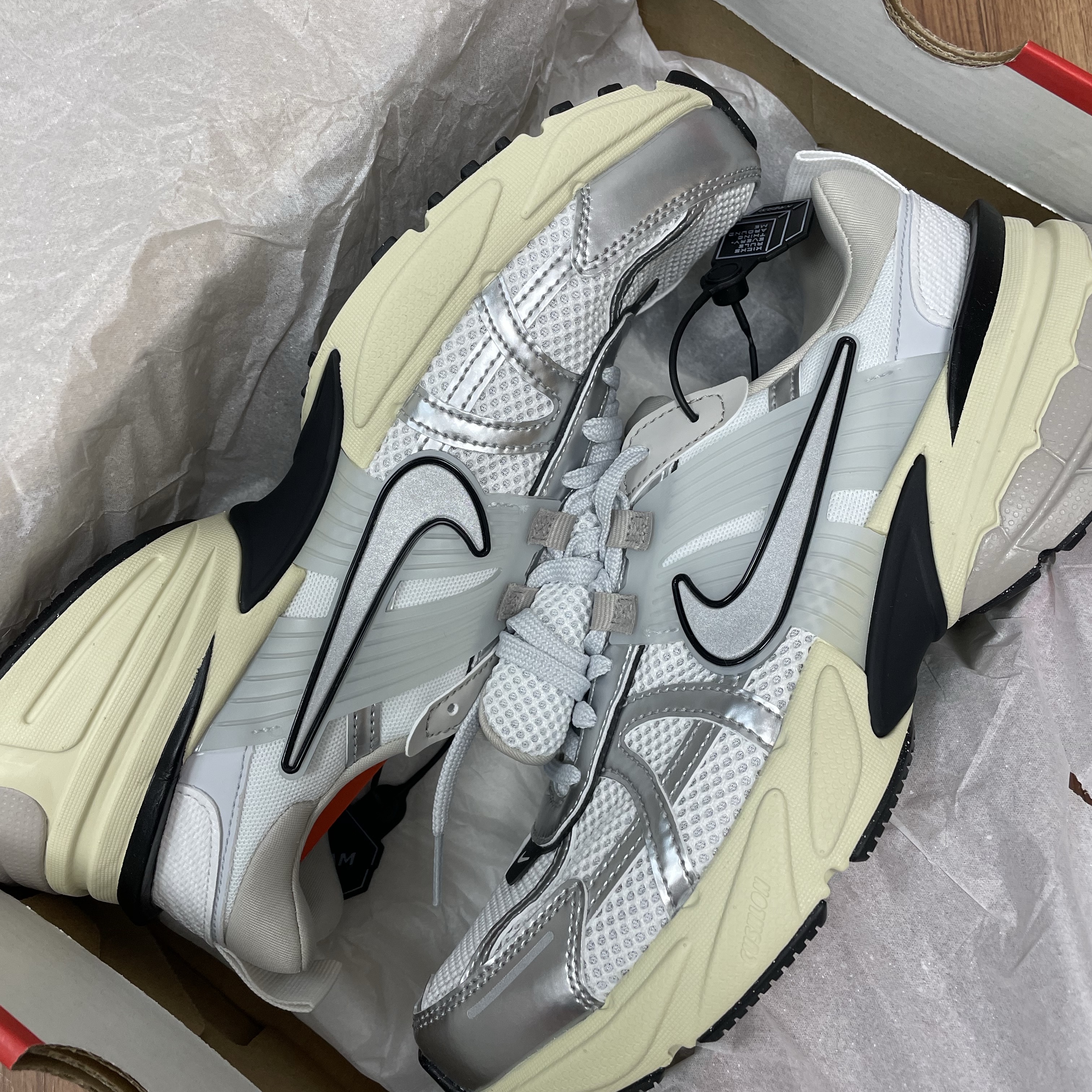 Nike V2K Run Summit White Metallic Silver 착용 스타일
