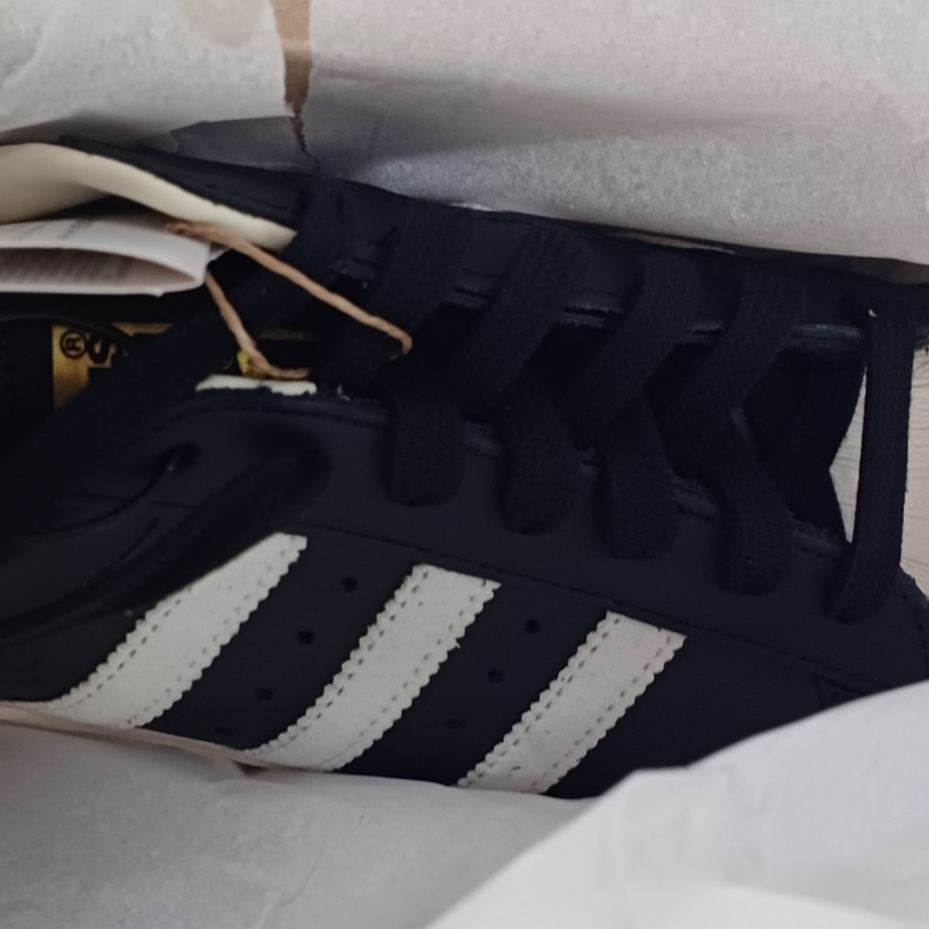 Adidas Superstar 82 FI Core Black 착용 스타일