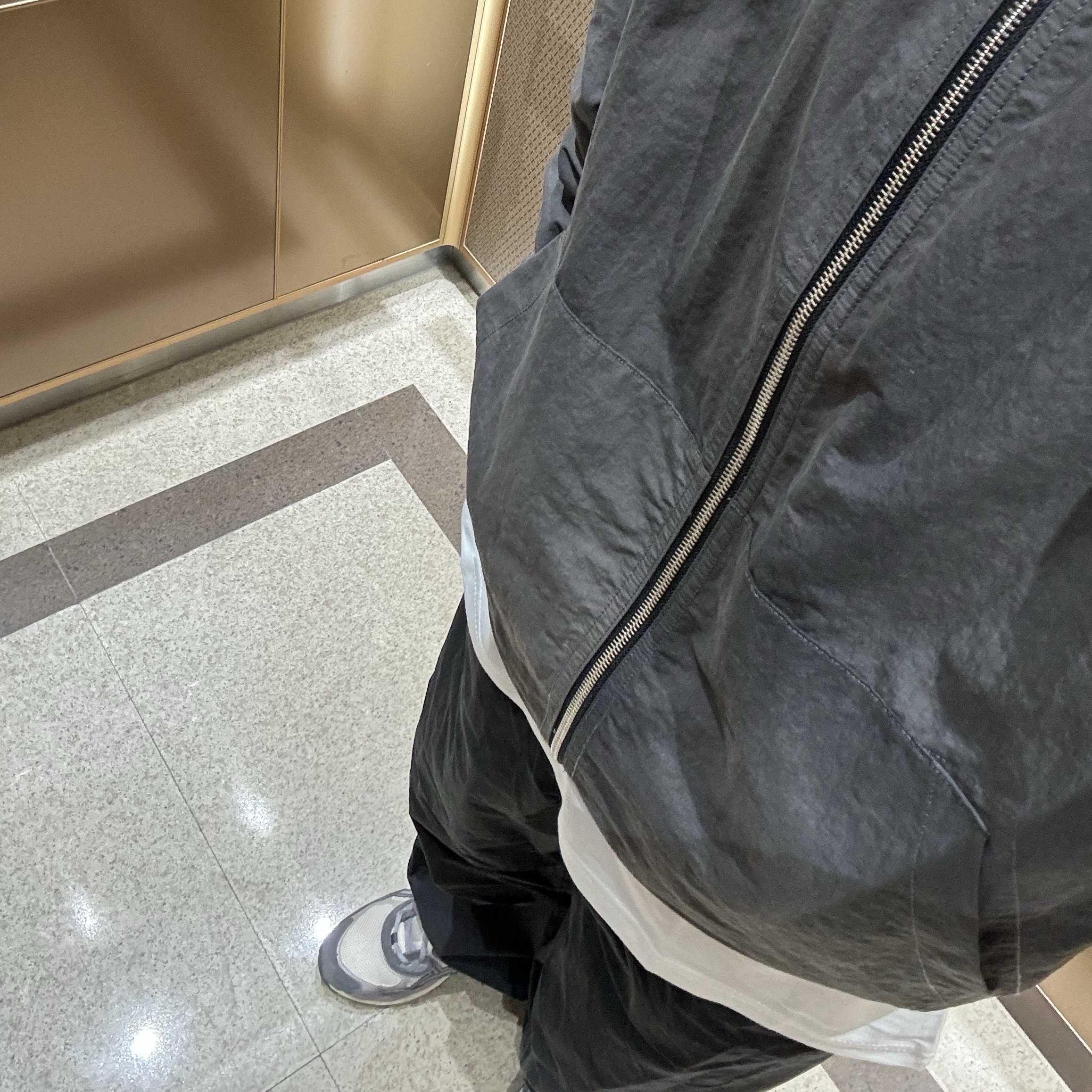 Stussy Wave Dye Beach Shell Jacket Black, Asics Gel-NYC Oatmeal Obsidian Grey 착용 스타일