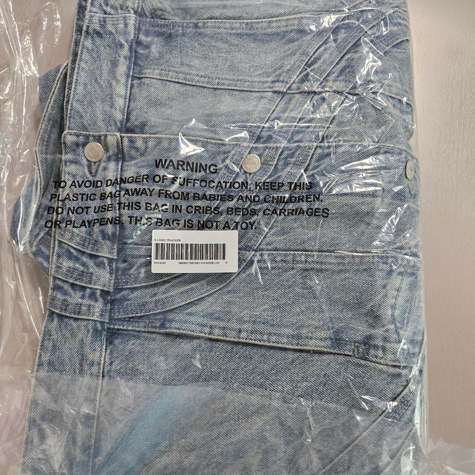 Supreme S Logo Denim Trucker Jacket Washed Blue - 24SS, Stussy Denim Zip Work Jacket Washed Blue 착용 스타일 - 1