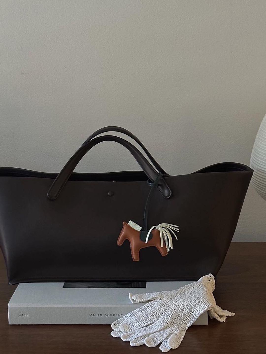 The Row Idaho Bag in Leather Black, The Row Idaho Bag in Leather Dark Brown 착용 스타일 - 5