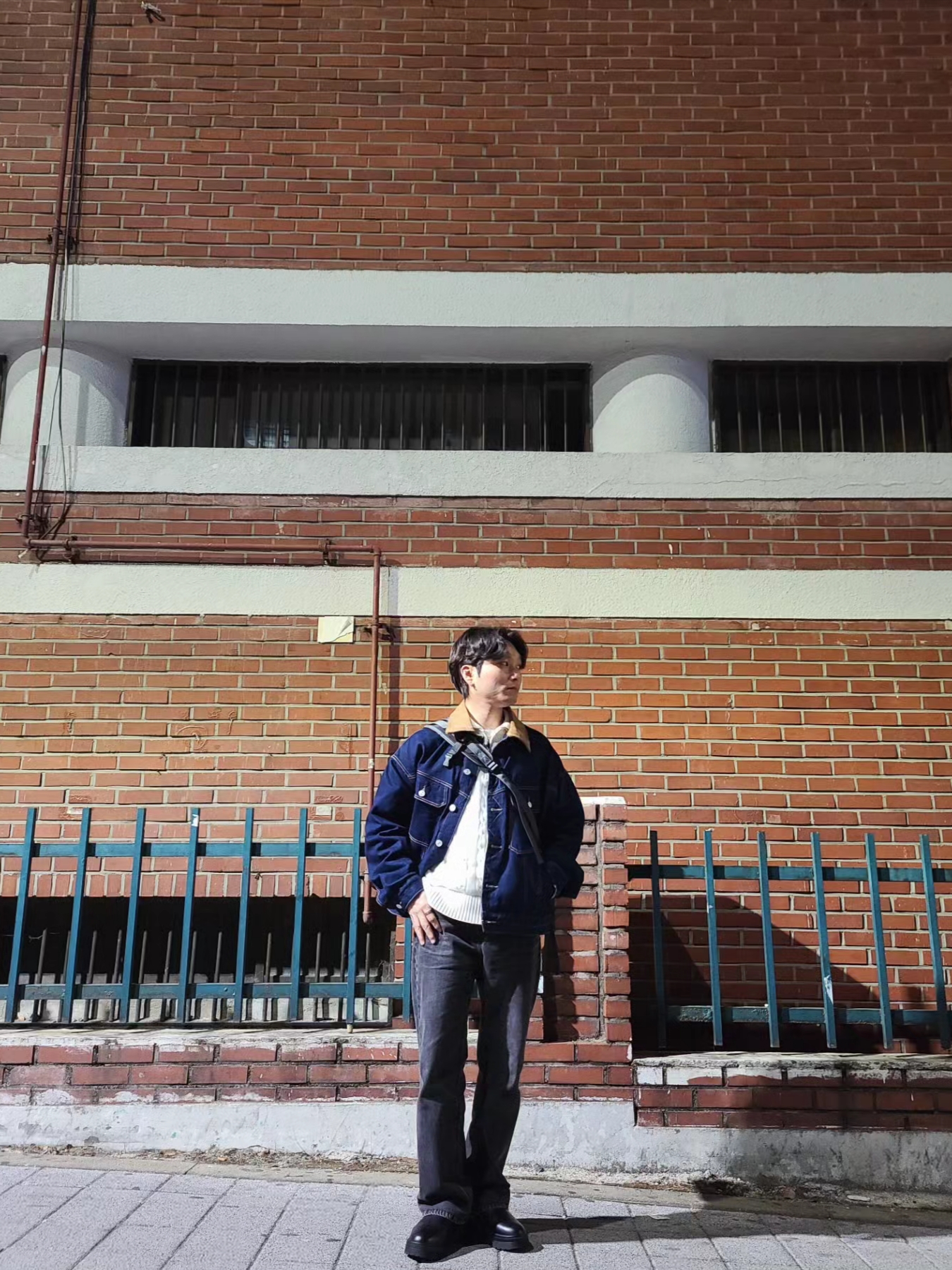 [KREAM 단독] ADSB Andersson Bell Rodri Crew-Neck Sweater Black 착용 스타일 - 3