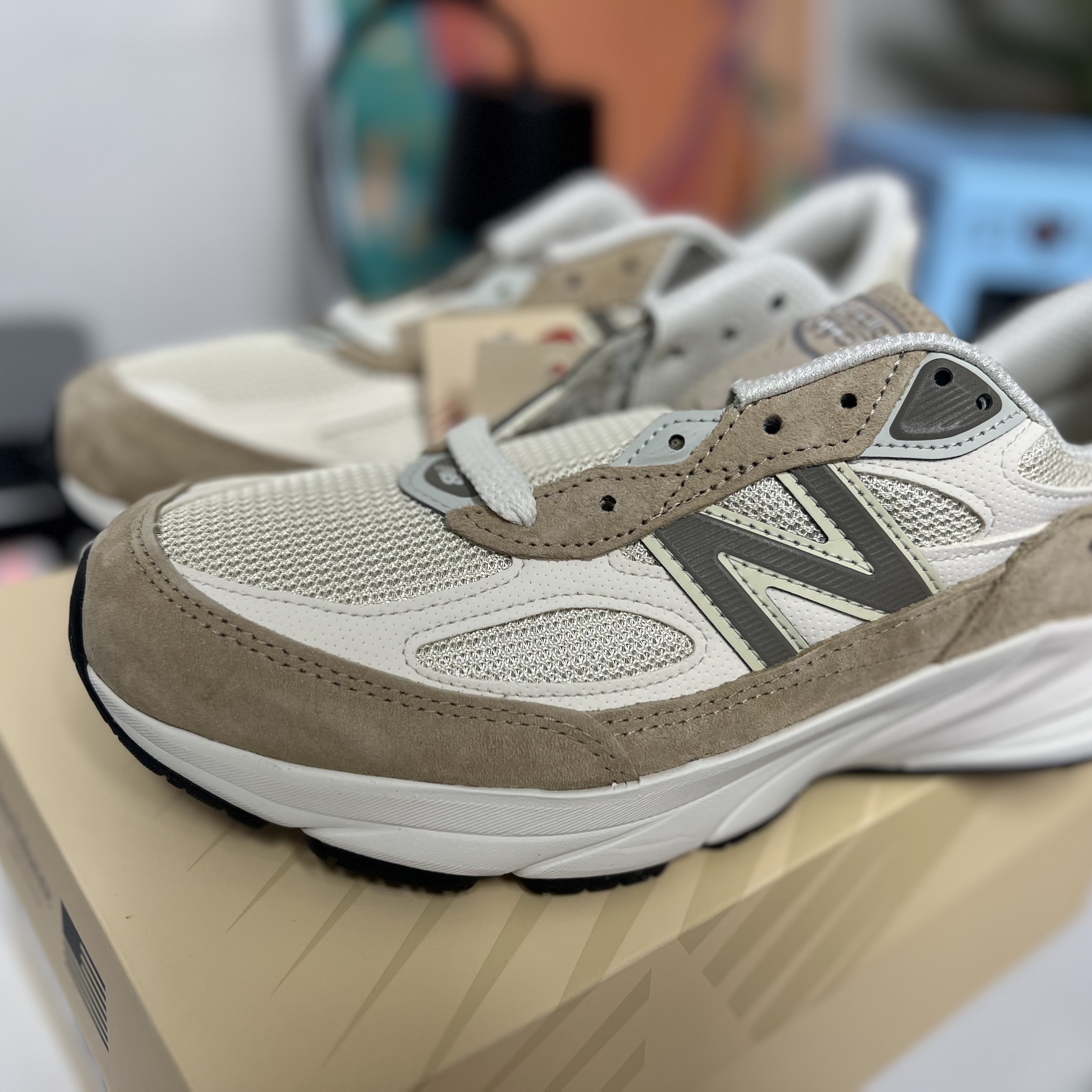 New Balance x Aime Leon Dore 990v6 Made in USA Tan 착용 스타일 - 1