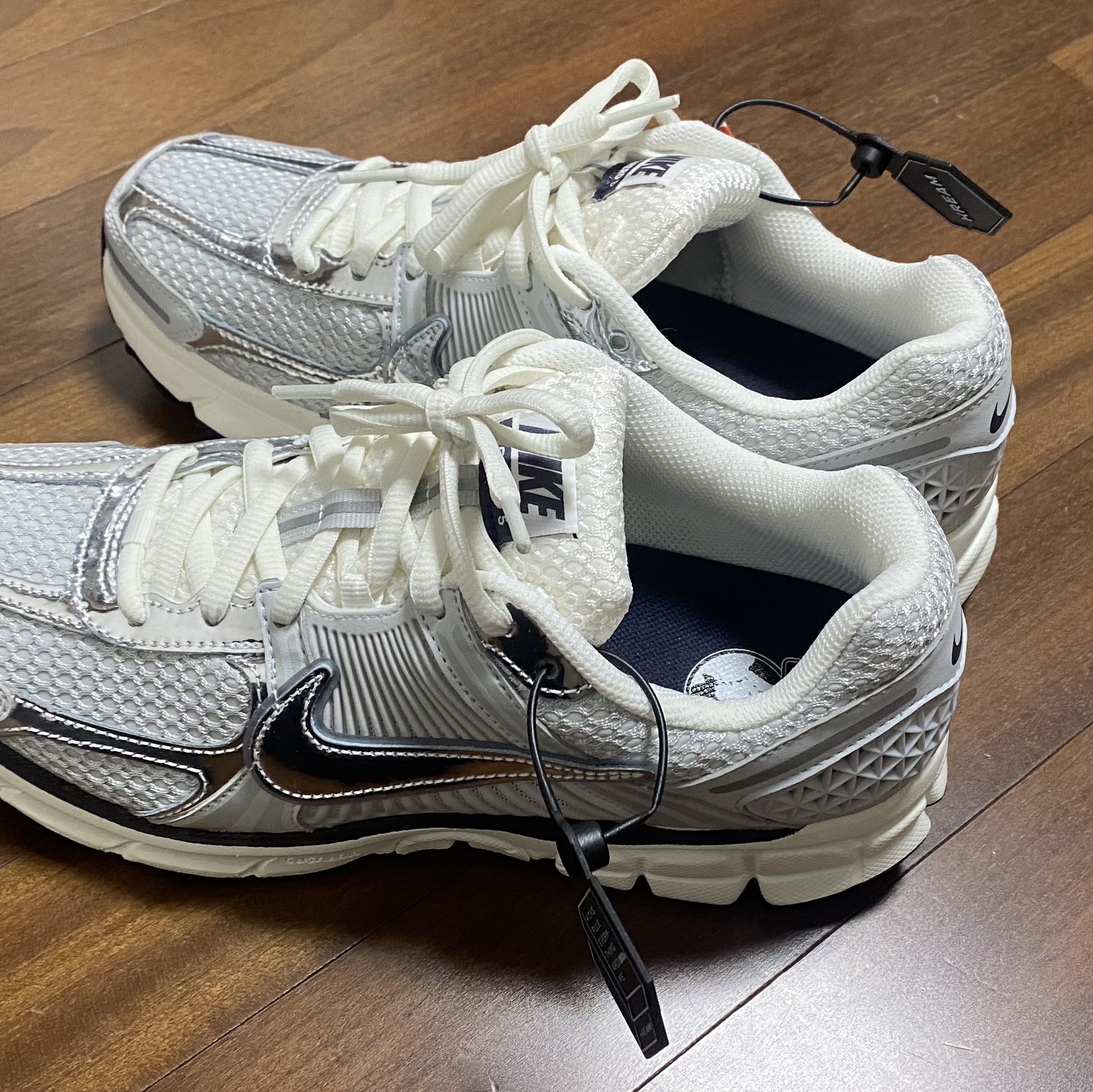 (W) Nike Zoom Vomero 5 Photon Dust and Metallic Silver 착용 스타일