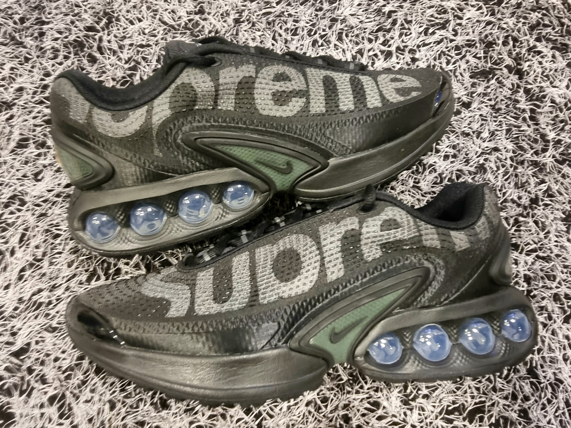 Nike x Supreme Air Max DN SP Black Galactic Jade 착용 스타일 - 2