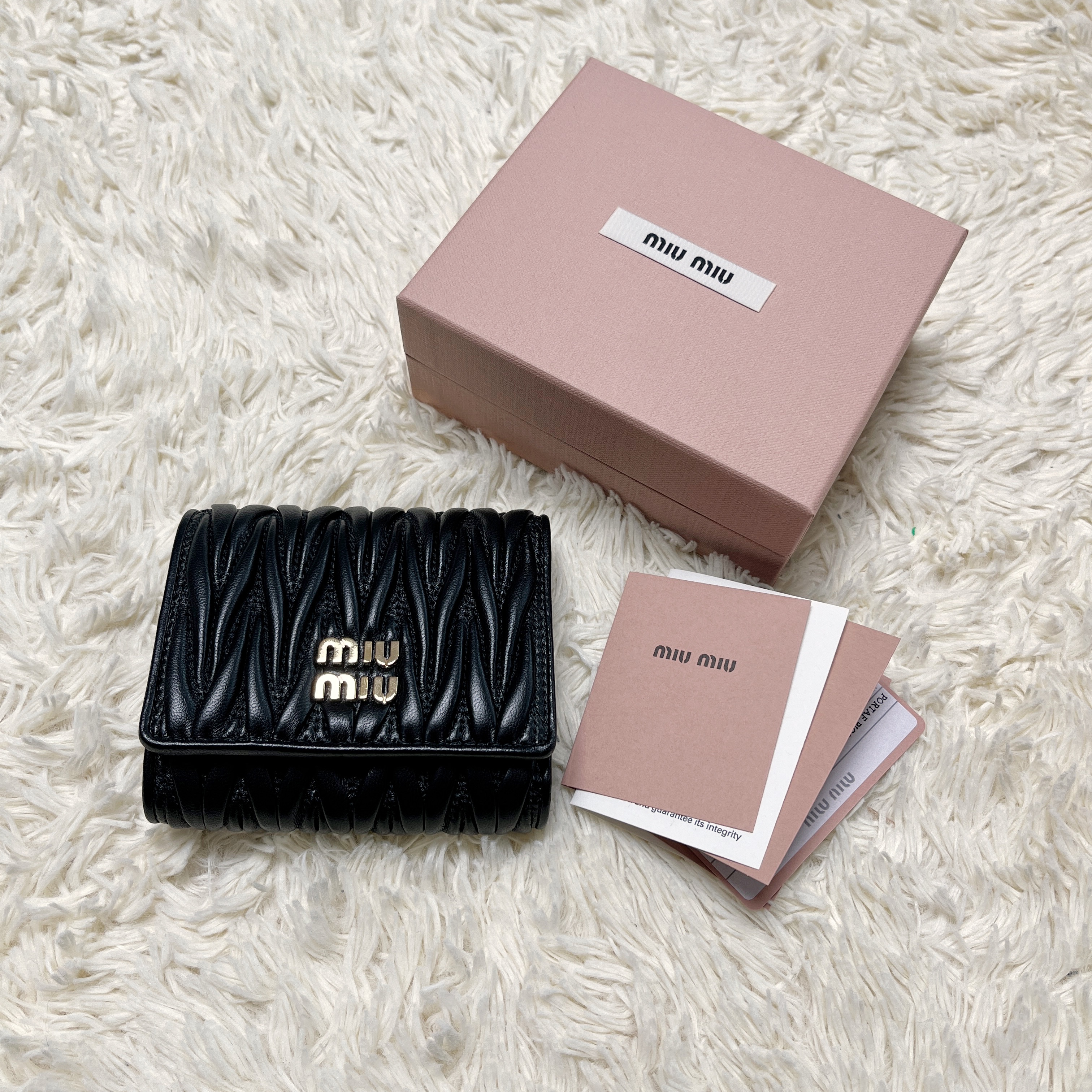 Miu Miu Small Matelasse Nappa Leather Wallet Black 착용 스타일