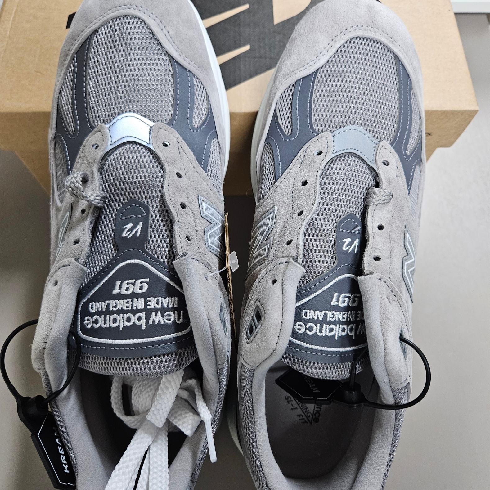 New Balance 991v2 Made in UK Rock Ridge Alloy Silver 착용 스타일 - 1